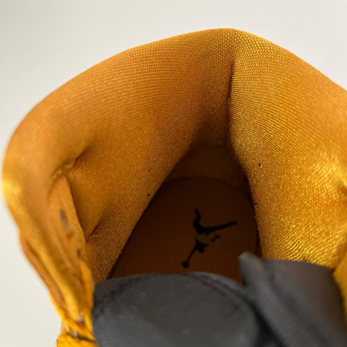 スニーカー WMNS Air Jordan 1 Mid University Gold 24 24cm (US6 UK5 1/2 EU38)