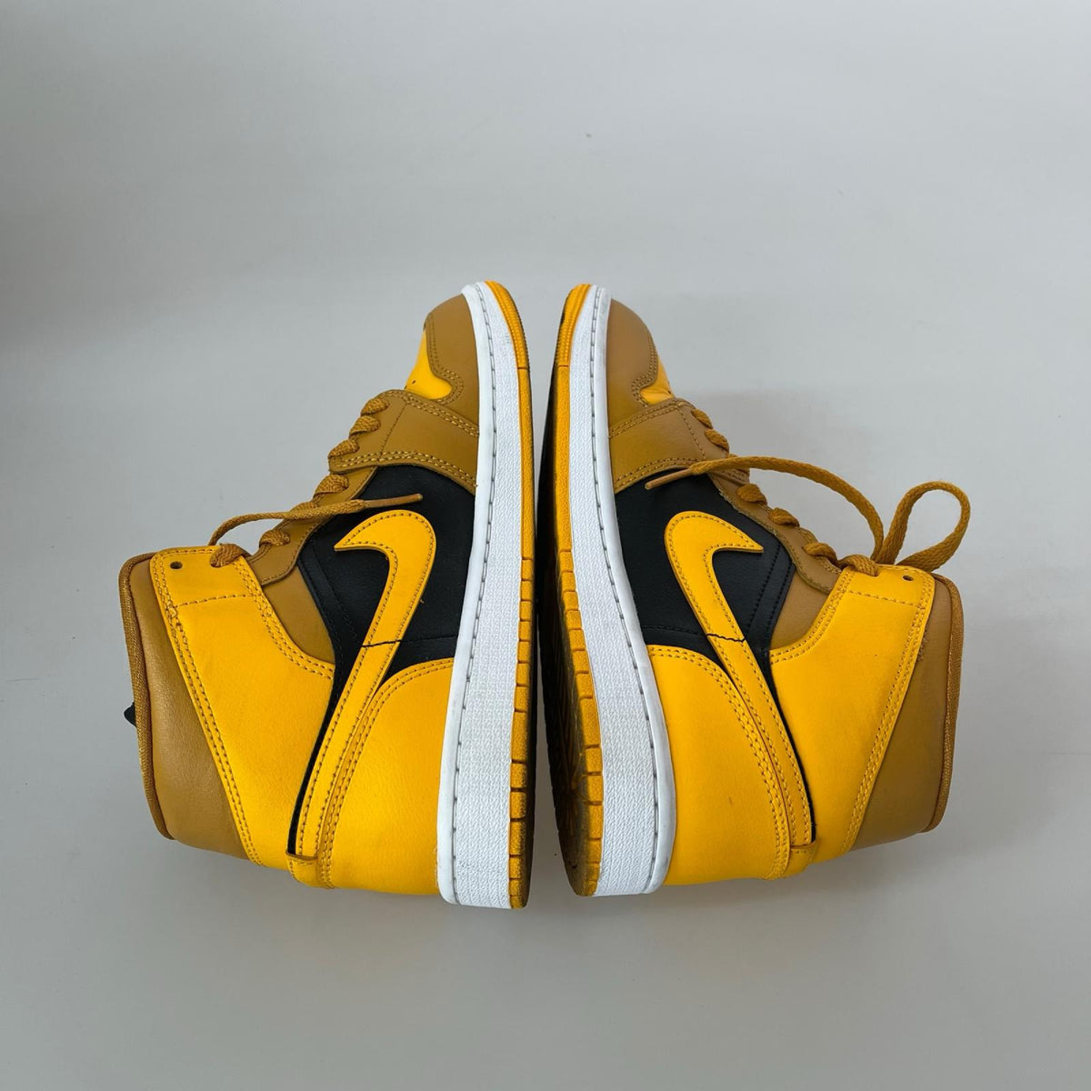 スニーカー WMNS Air Jordan 1 Mid University Gold 24 24cm (US6 UK5 1/2 EU38)