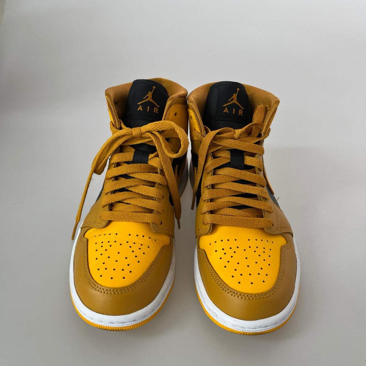 スニーカー WMNS Air Jordan 1 Mid University Gold 24 24cm (US6 UK5 1/2 EU38)