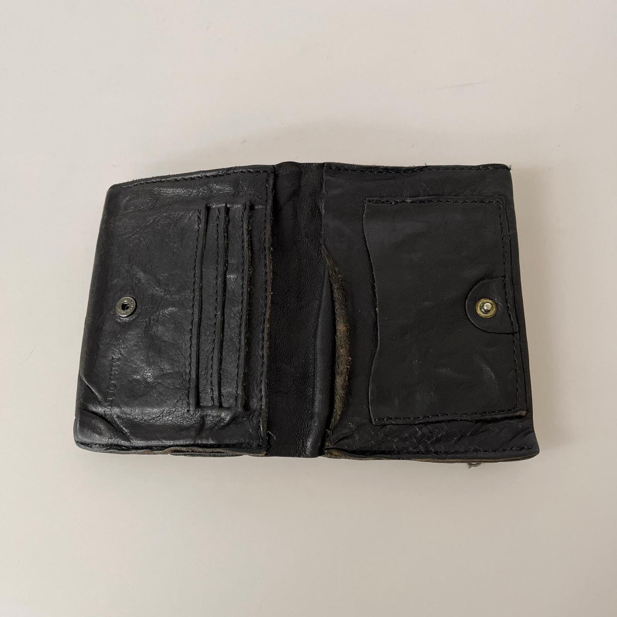 コンパクトウォレット ﾚｻﾞｰ 二つ折り 財布 黒 ブラック