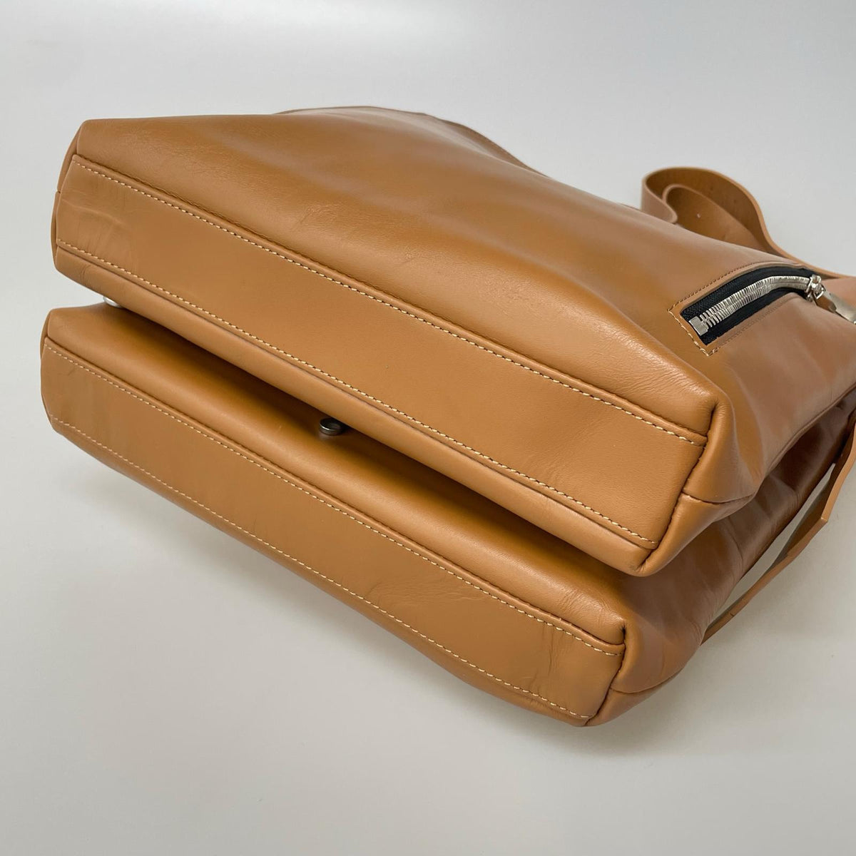ショルダーバッグ 三角プレート DOCKING SHOULDER BAG キャラメル ブラウン