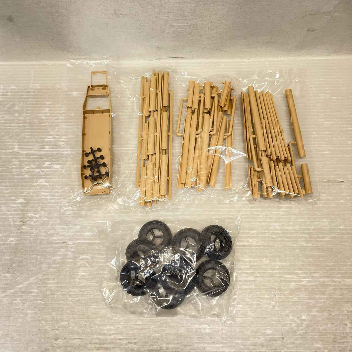 1/35 ロシア 多連装ロケットランチャー 9A52-2 スメーチ プラモデル MENG MODEL ミリタリープラモ