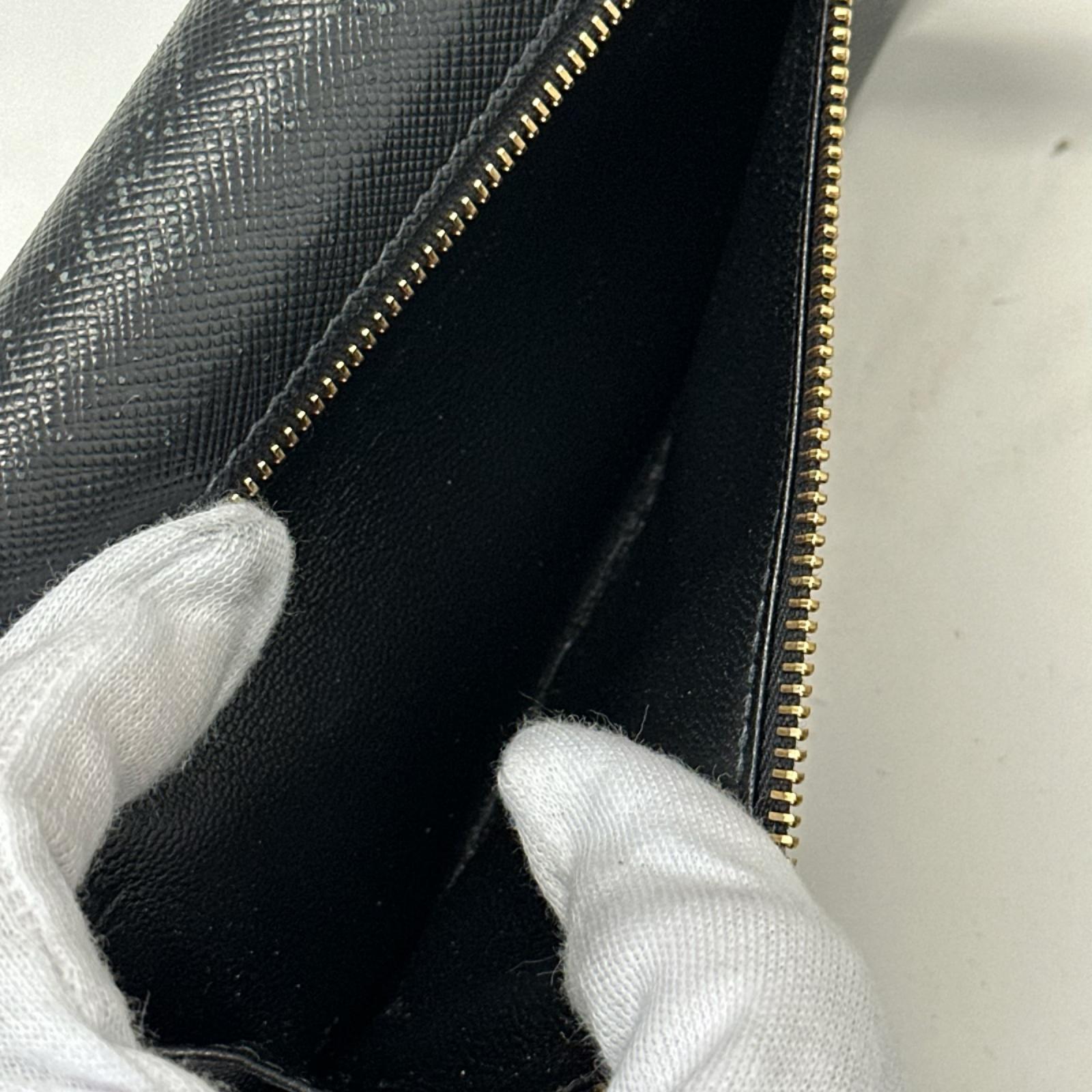 PRADA サフィアーノ 二つ折り長財布 1MH132 2EBW F0002