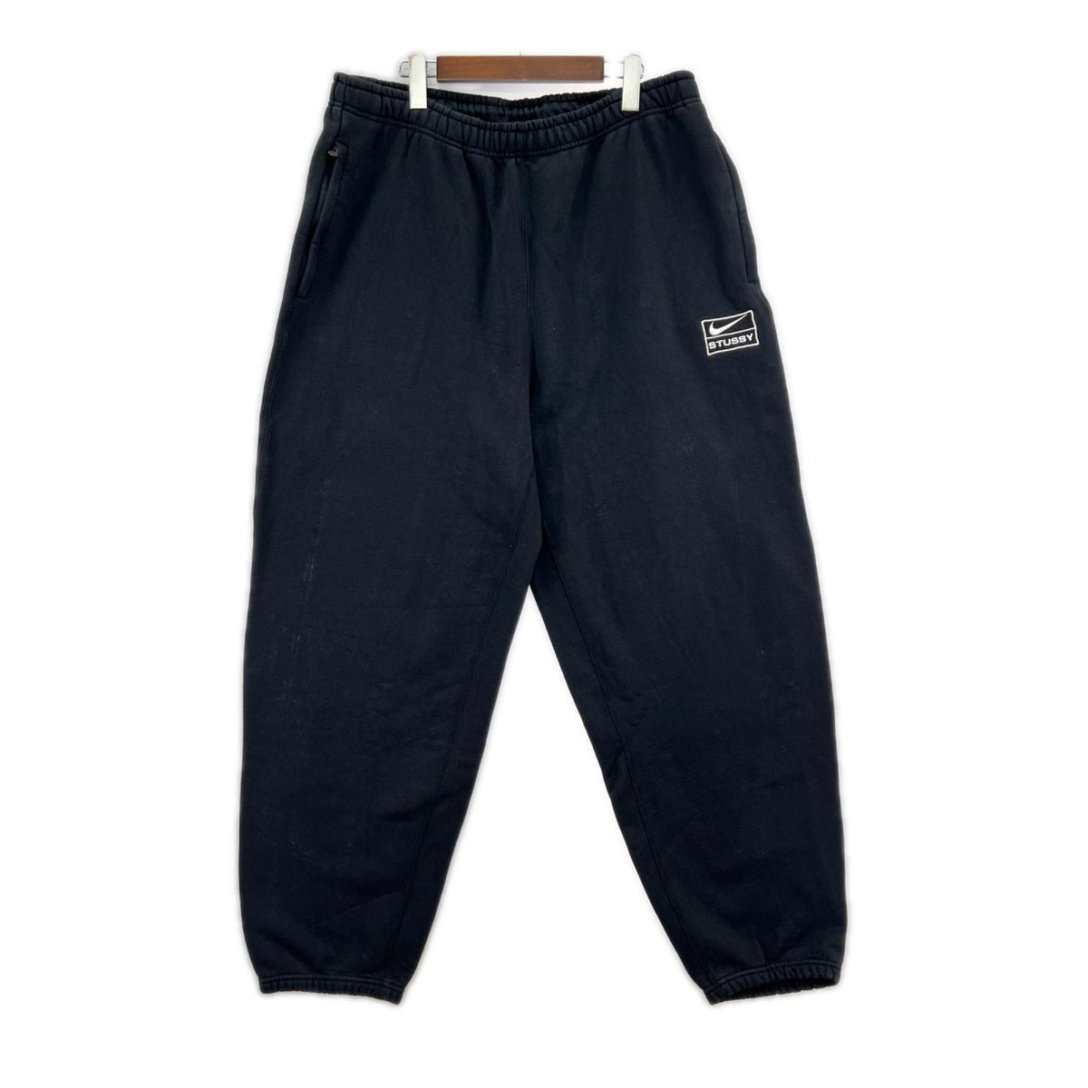 パンツ ×STUSSY ﾛｺﾞ刺繍 ｽｳｪｯﾄﾊﾟﾝﾂ（L）ﾌﾞﾗｯｸ L ブラック