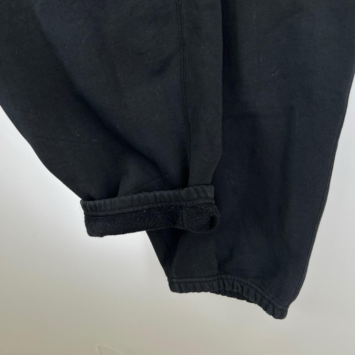 パンツ ×STUSSY ﾛｺﾞ刺繍 ｽｳｪｯﾄﾊﾟﾝﾂ（L）ﾌﾞﾗｯｸ L ブラック