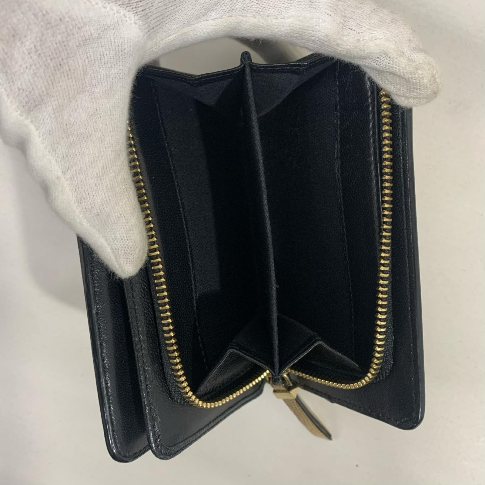 型押し二つ折り財布