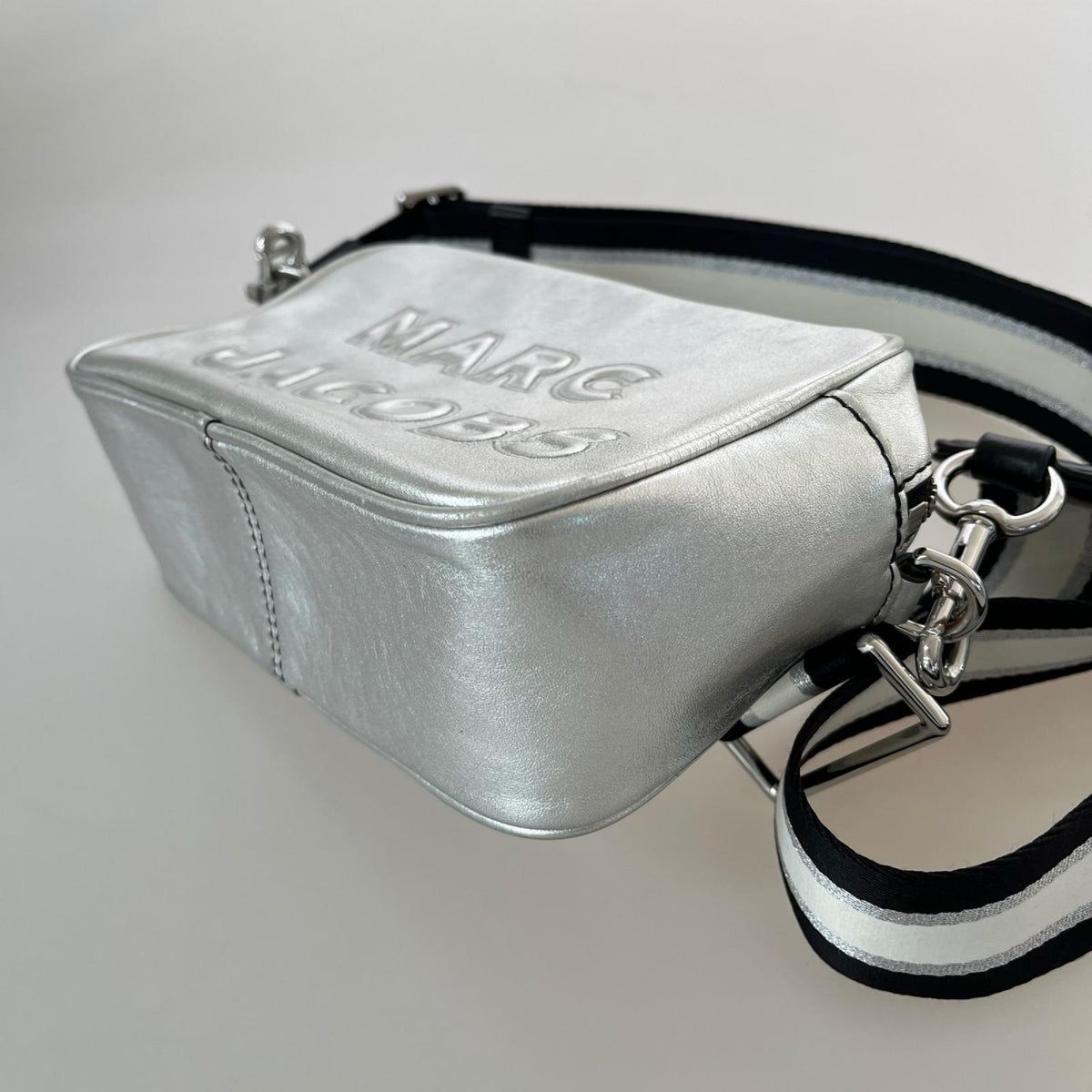 その他バッグ MARC JACOBS ｼｮﾙﾀﾞｰﾊﾞｯｸﾞ シルバー