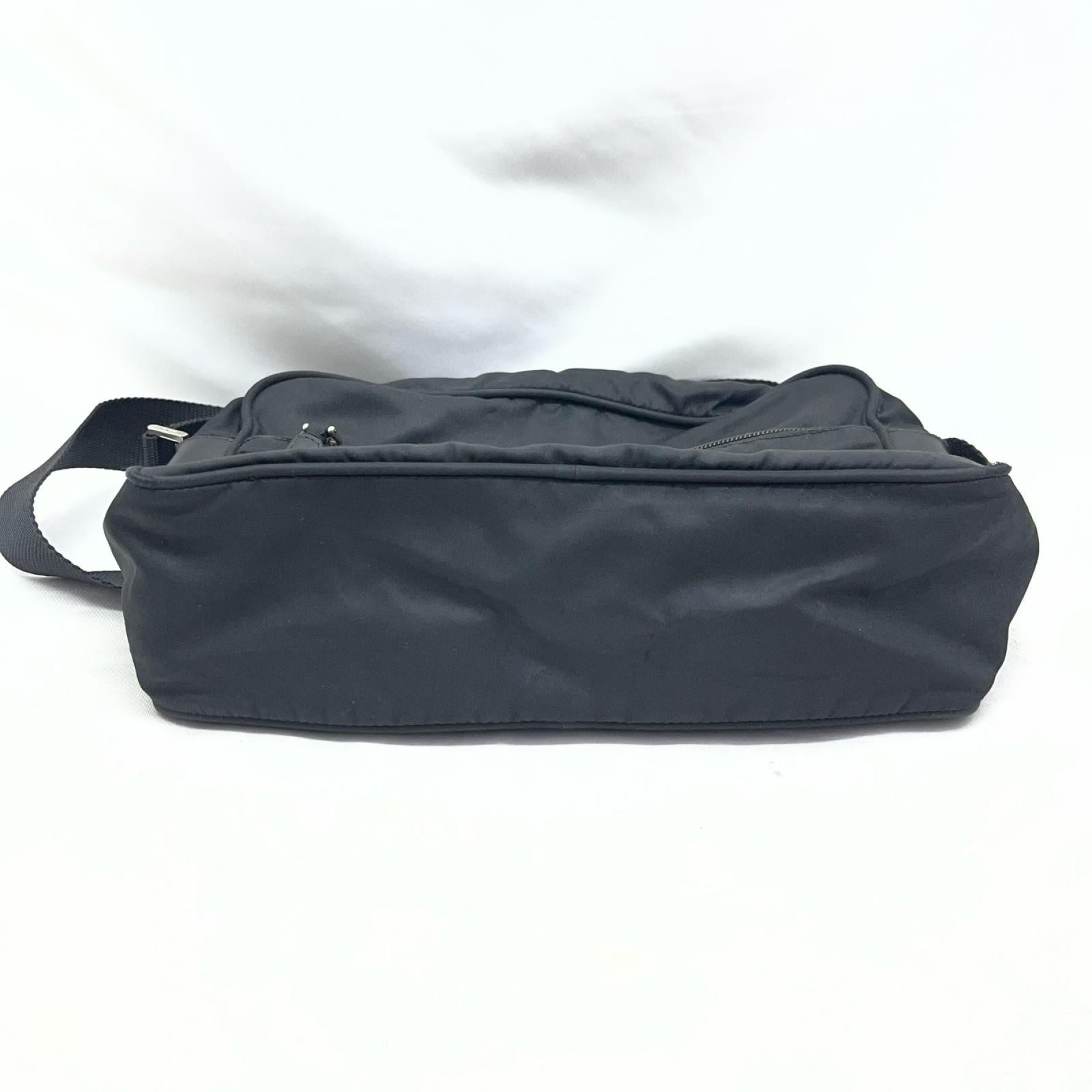 PRADA ナイロンショルダーバック ブラック