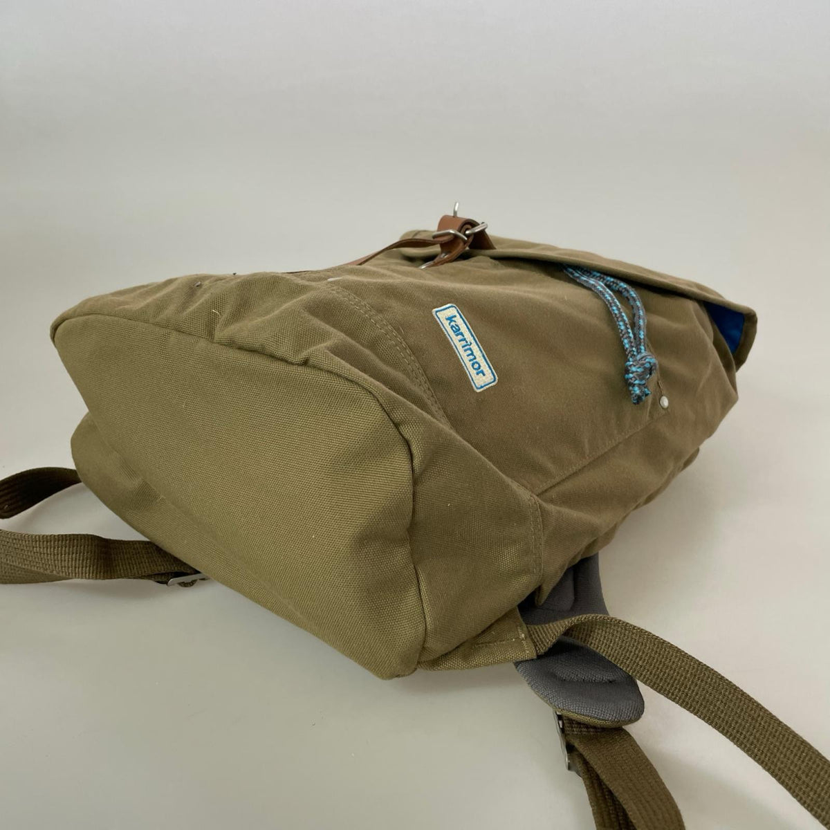 リュック・デイパック AC Day pack 20L Canvas 茶 ブラウン