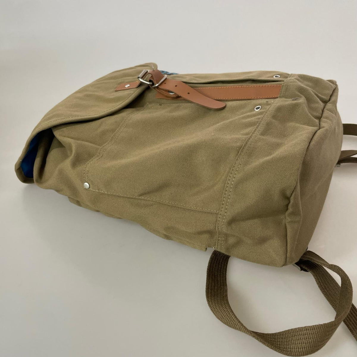 リュック・デイパック AC Day pack 20L Canvas 茶 ブラウン