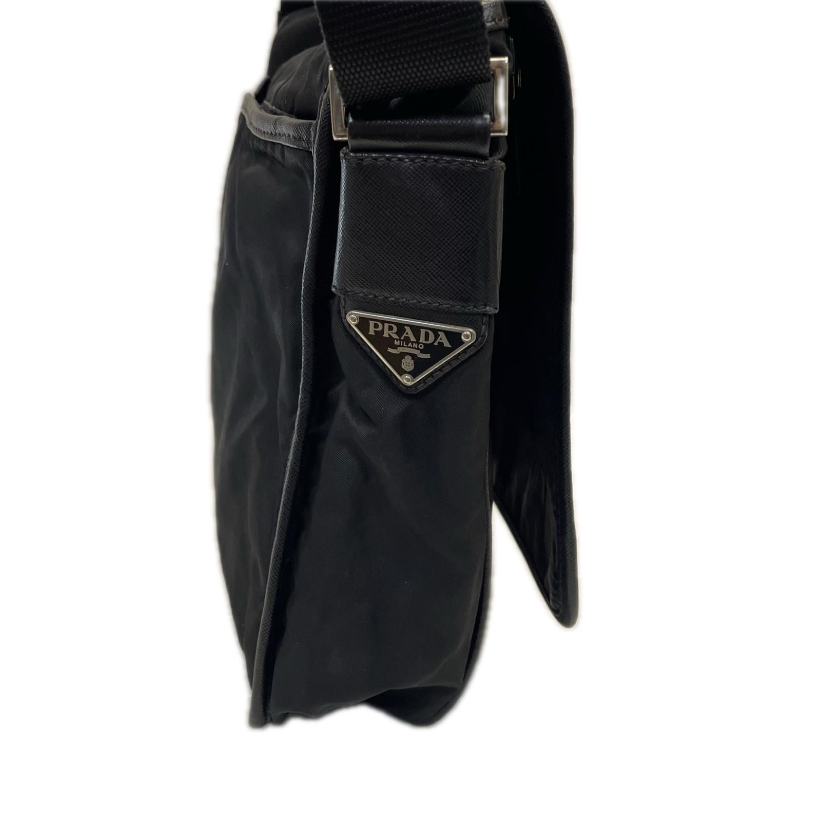 PRADA 三角ロゴプレート　メッセンジャーバッグ