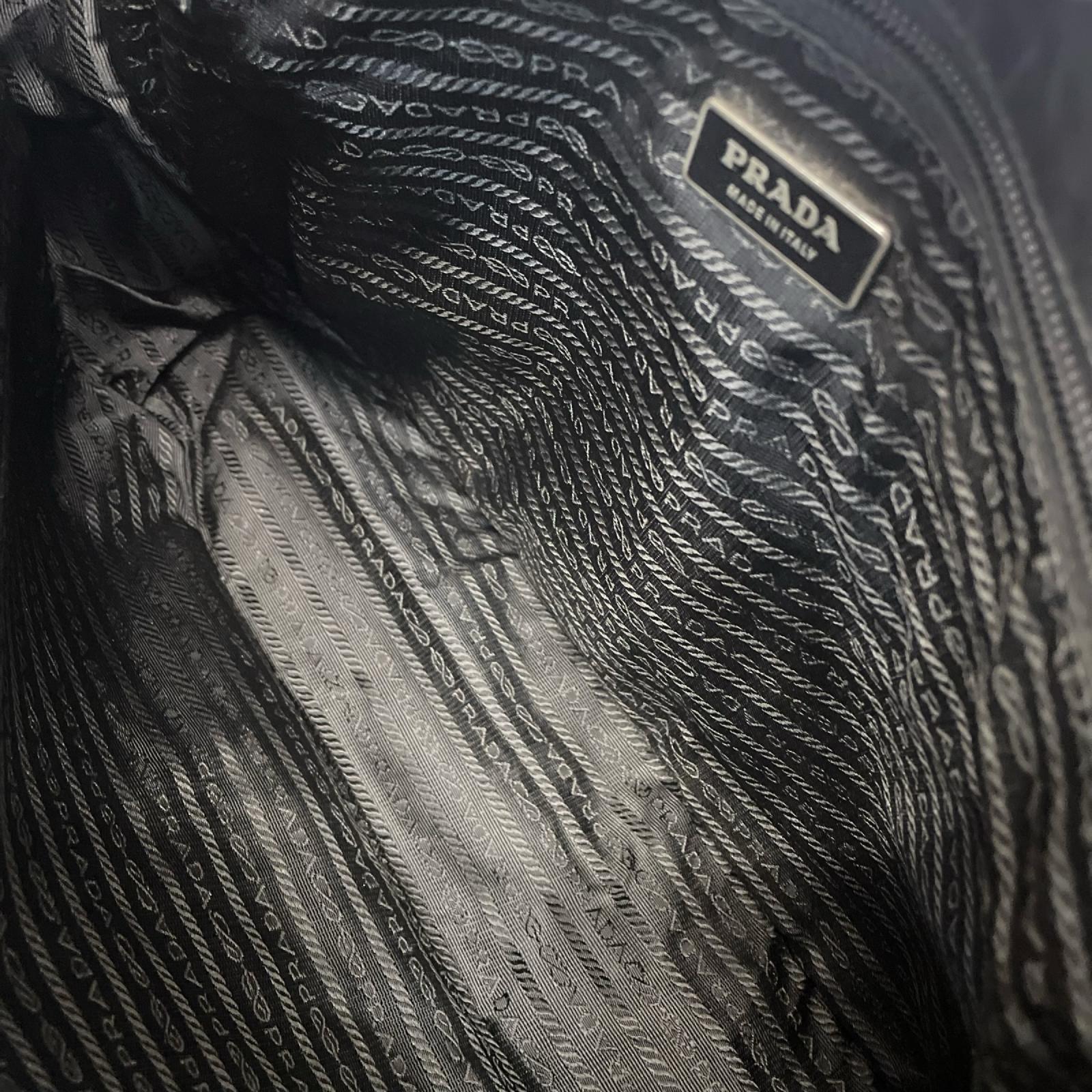 PRADA 三角ロゴプレート　メッセンジャーバッグ