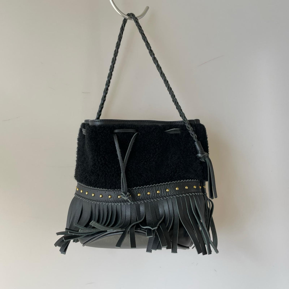 ショルダーバッグ J＆M Davidson ﾑｰﾄﾝ×ﾚｻﾞｰ ﾌﾘﾝｼﾞｶｰﾆﾊﾞﾙﾊﾞｯｸﾞ 黒 ブラック