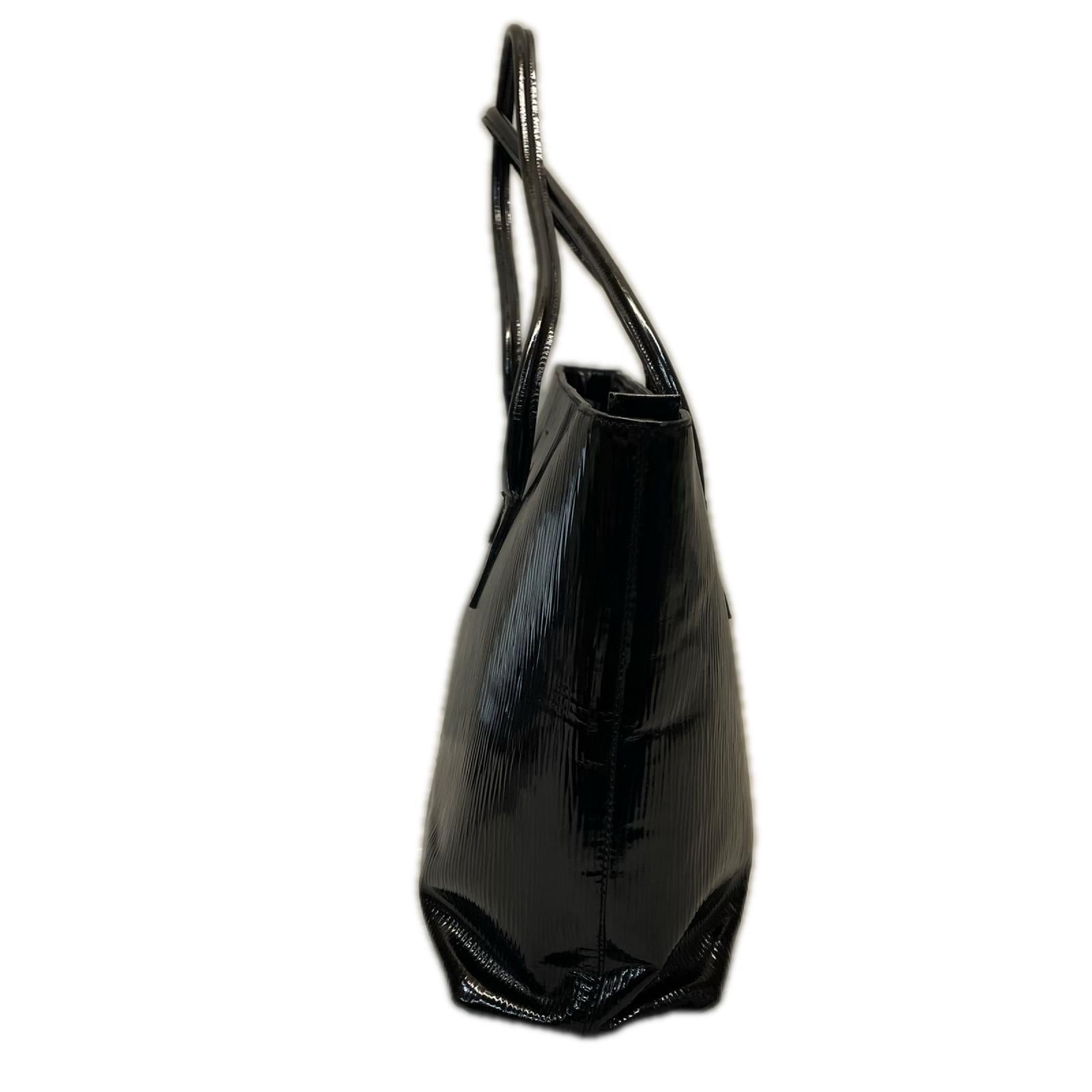 PRADA 三角プレート　エナメルトートバッグ