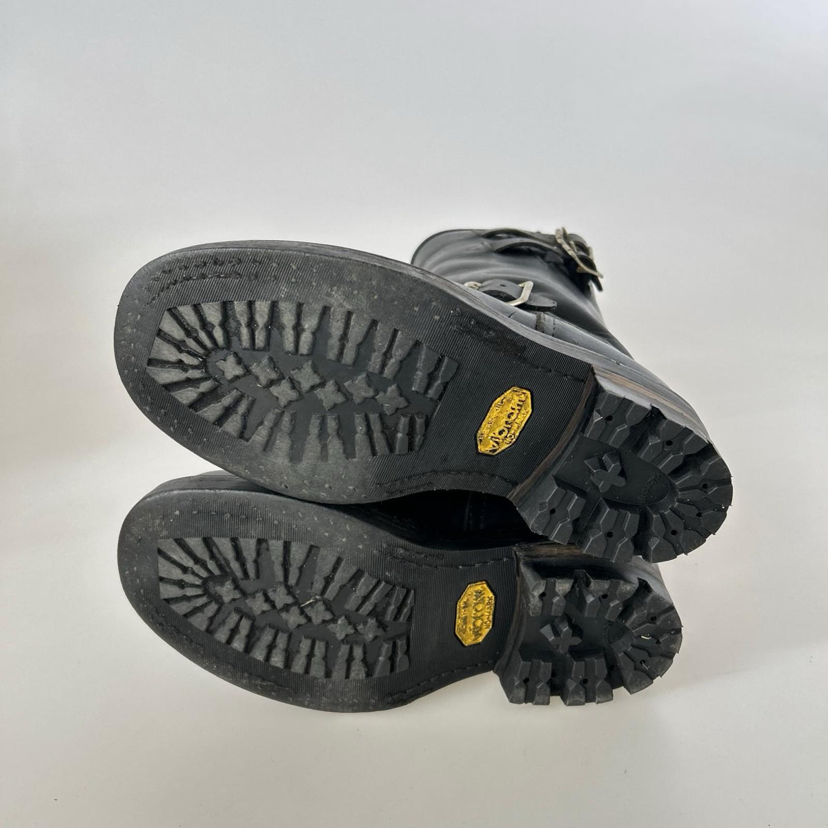 ブーツ BOSS エンジニアブーツ vibramソール ブラック