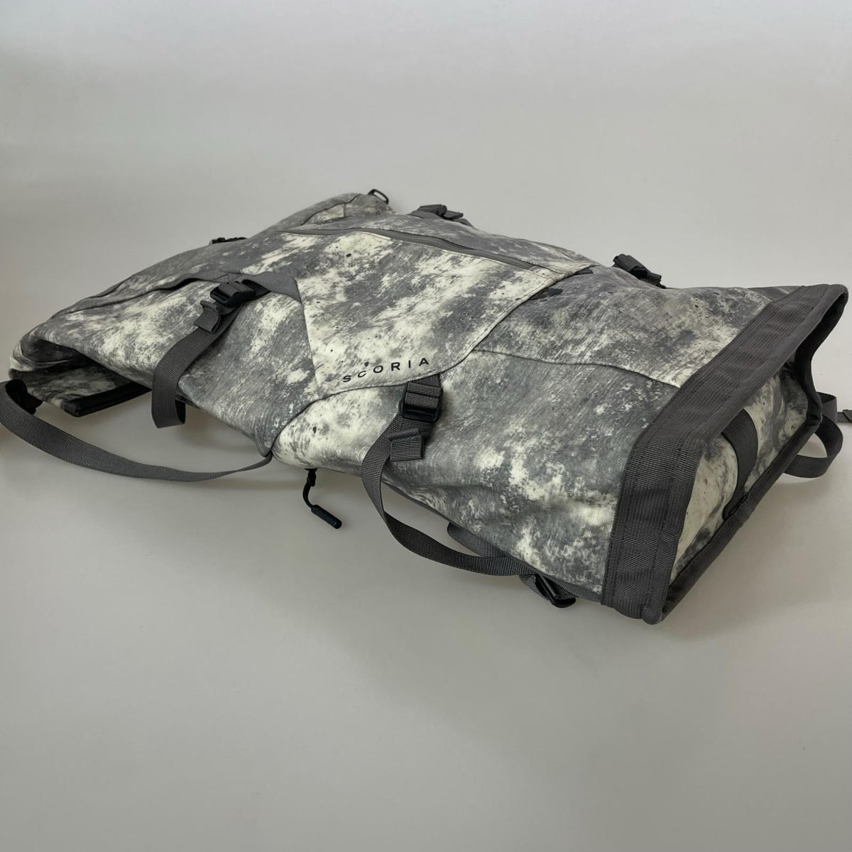 リュック・デイパック SCORIA BACKPACK ﾛｰﾙﾄｯﾌﾟ ｸﾞﾚｰ グレー