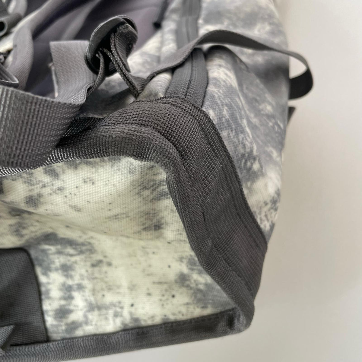 リュック・デイパック SCORIA BACKPACK ﾛｰﾙﾄｯﾌﾟ ｸﾞﾚｰ グレー