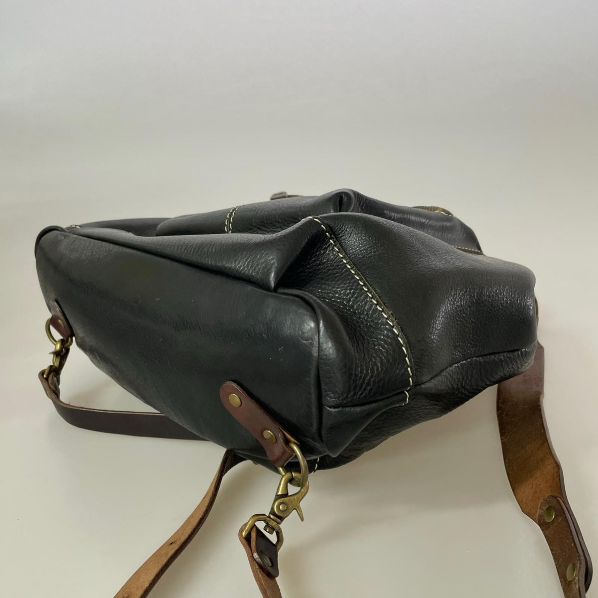 リュック・デイパック AIN SOPH ﾚｻﾞｰ ﾀｰﾝﾛｯｸ式 黒 ブラック