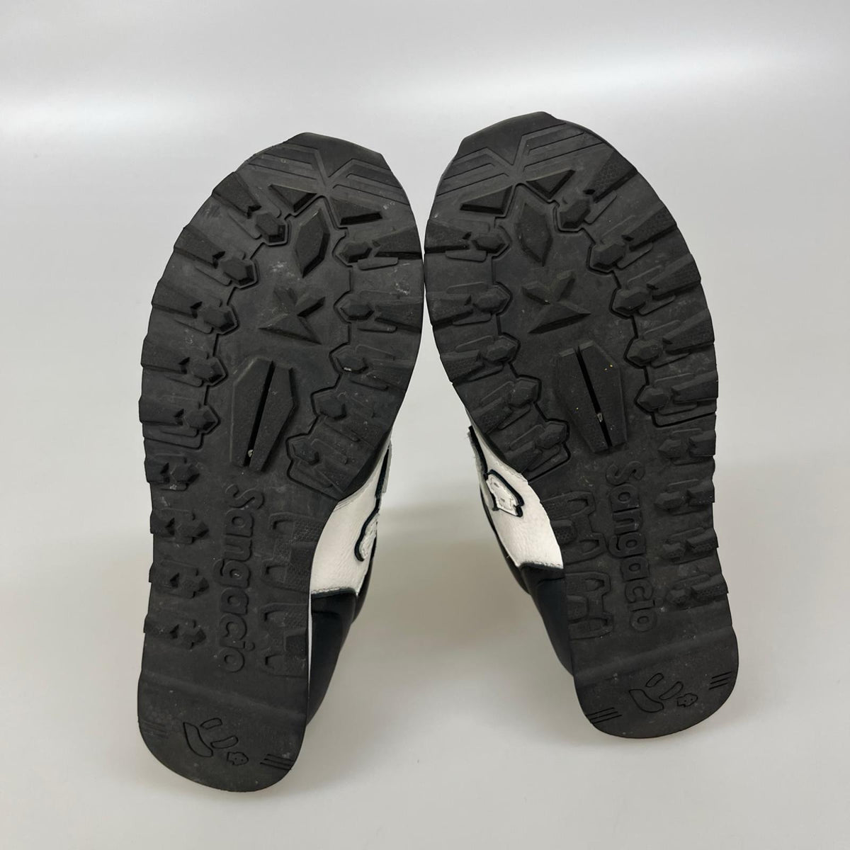 スニーカー にゅーず white black (26.5)