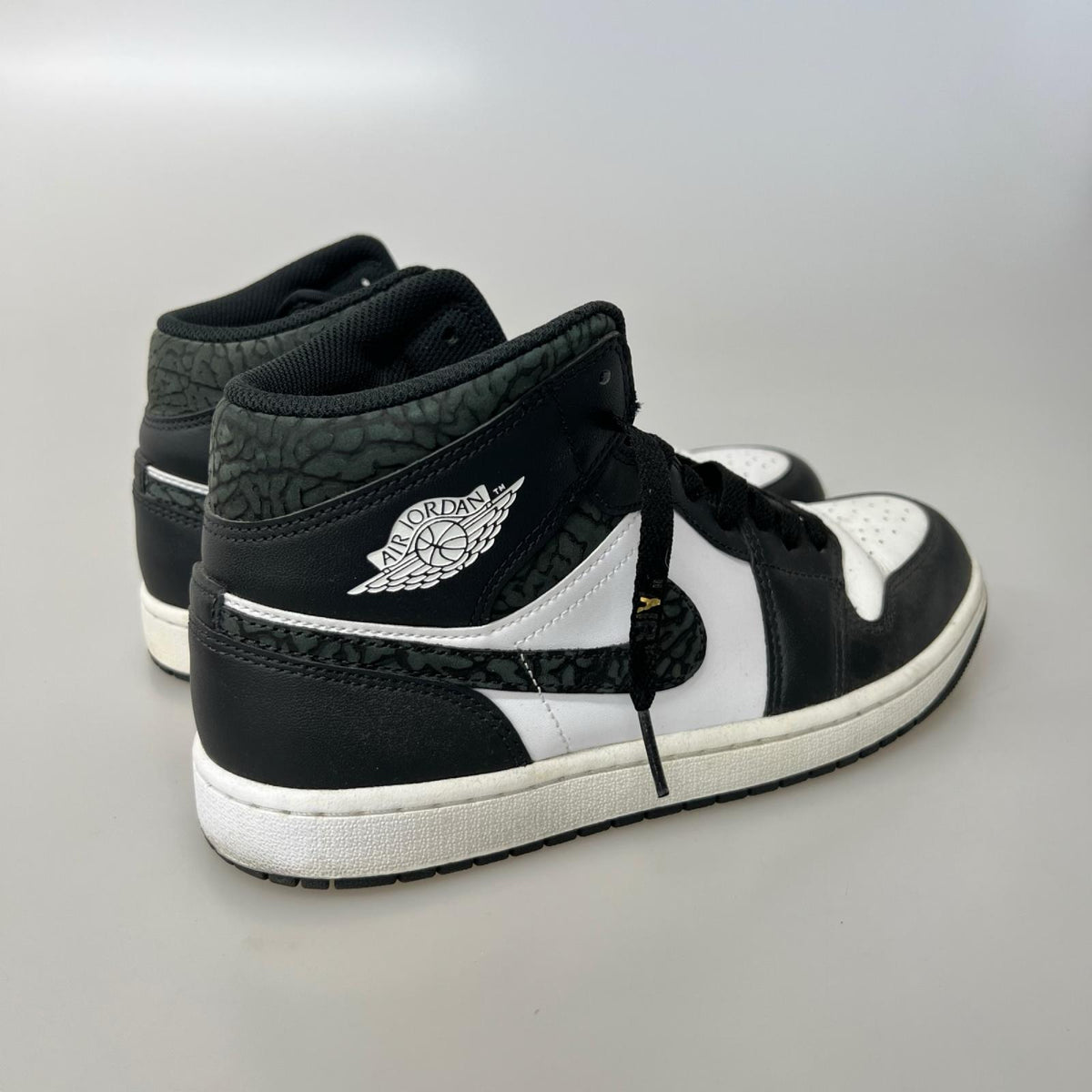 スニーカー AIR JORDAN 1 MID SE 黒 (26.5) 26.5cm (US8 1/2 UK8 EU43)