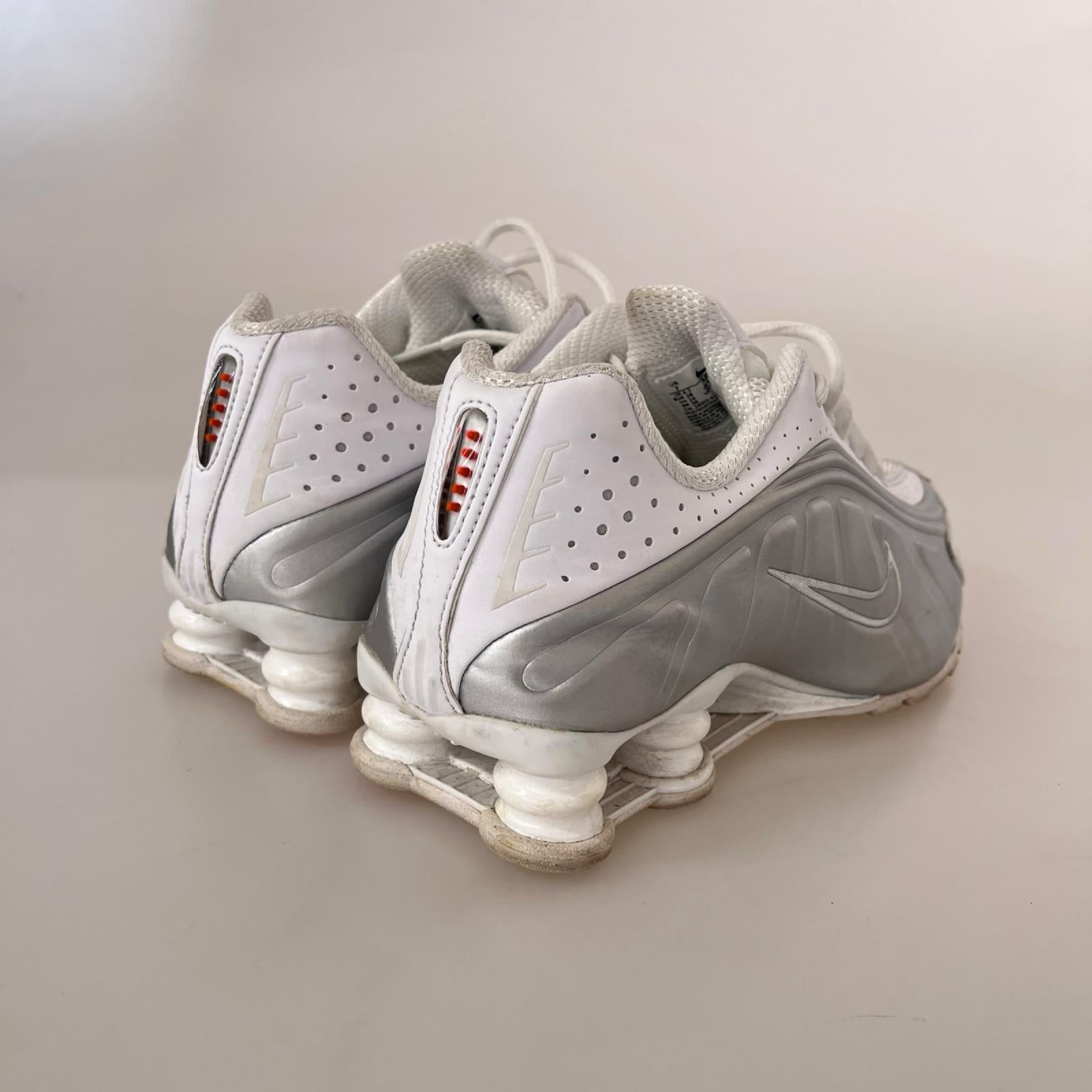 スニーカー WMNS SHOX R4 24cm (US6 UK5 1/2 EU38) ホワイト
