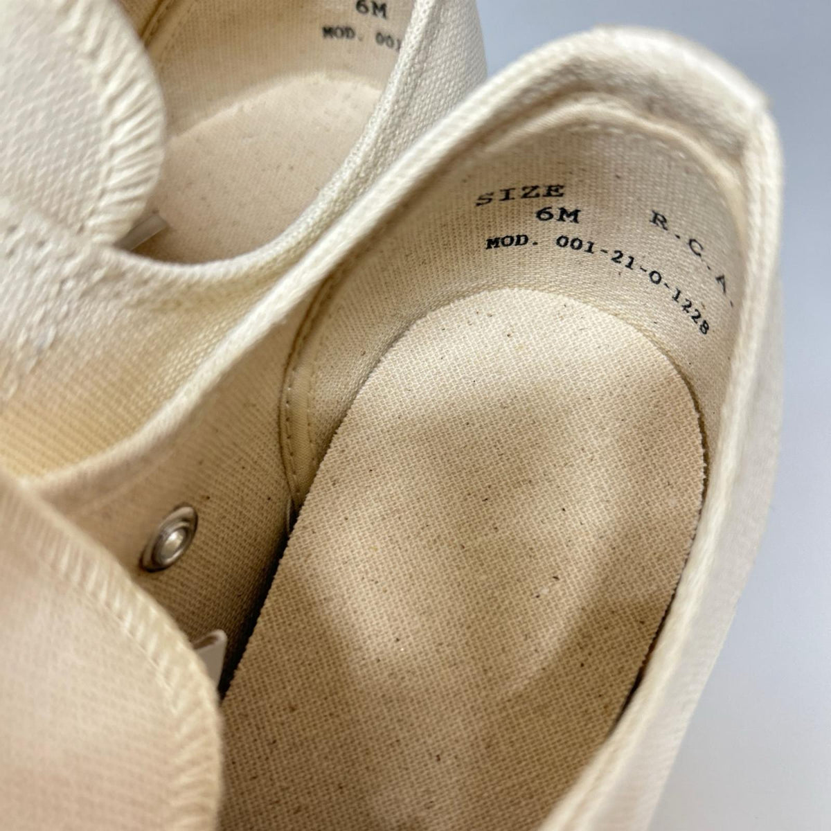 スニーカー R.C.A.F US ARMY ｷｬﾝﾊﾞｽｽﾆｰｶｰ 6M 生成