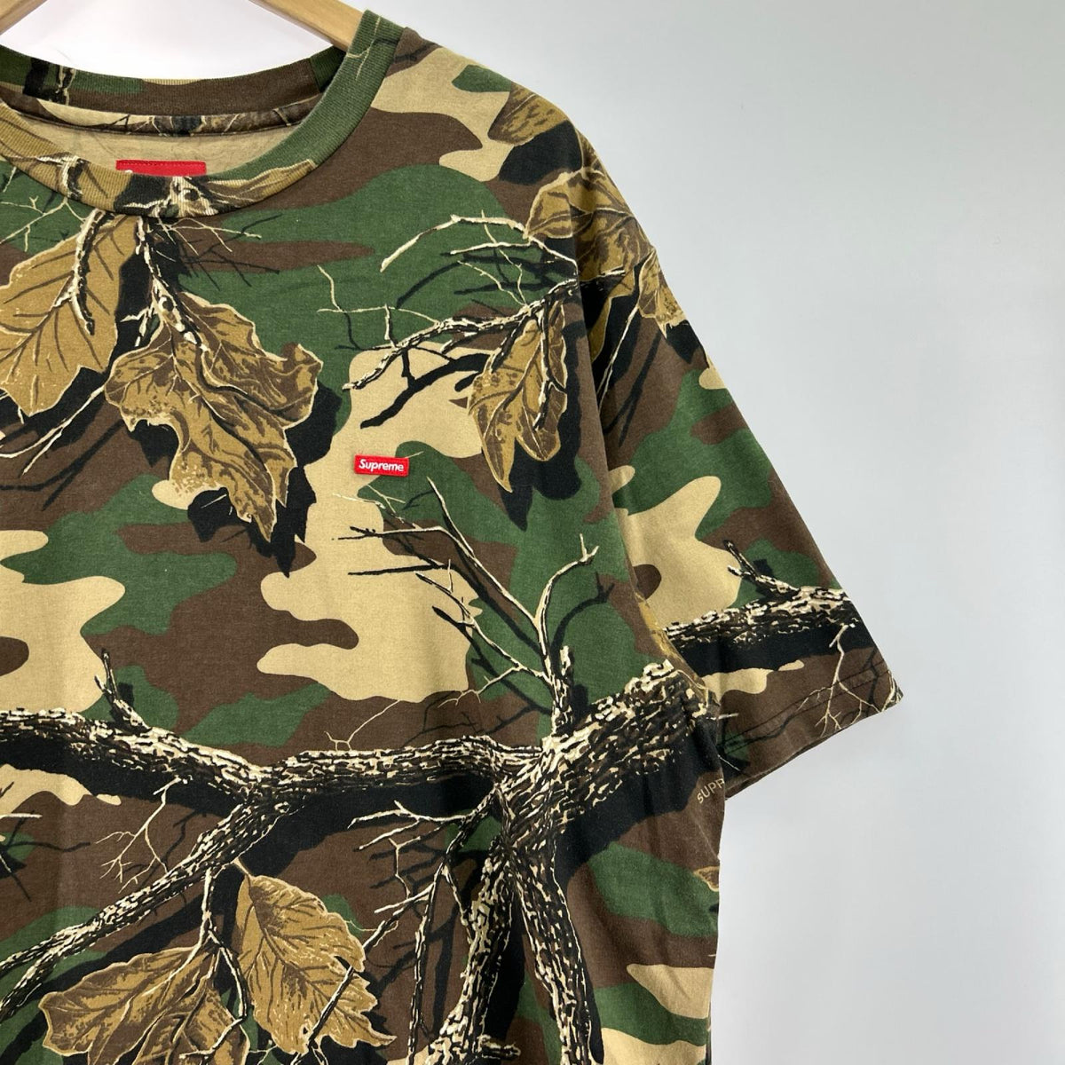 半袖Ｔシャツ TREE CAMO SMALL LOGO TEE L カーキ