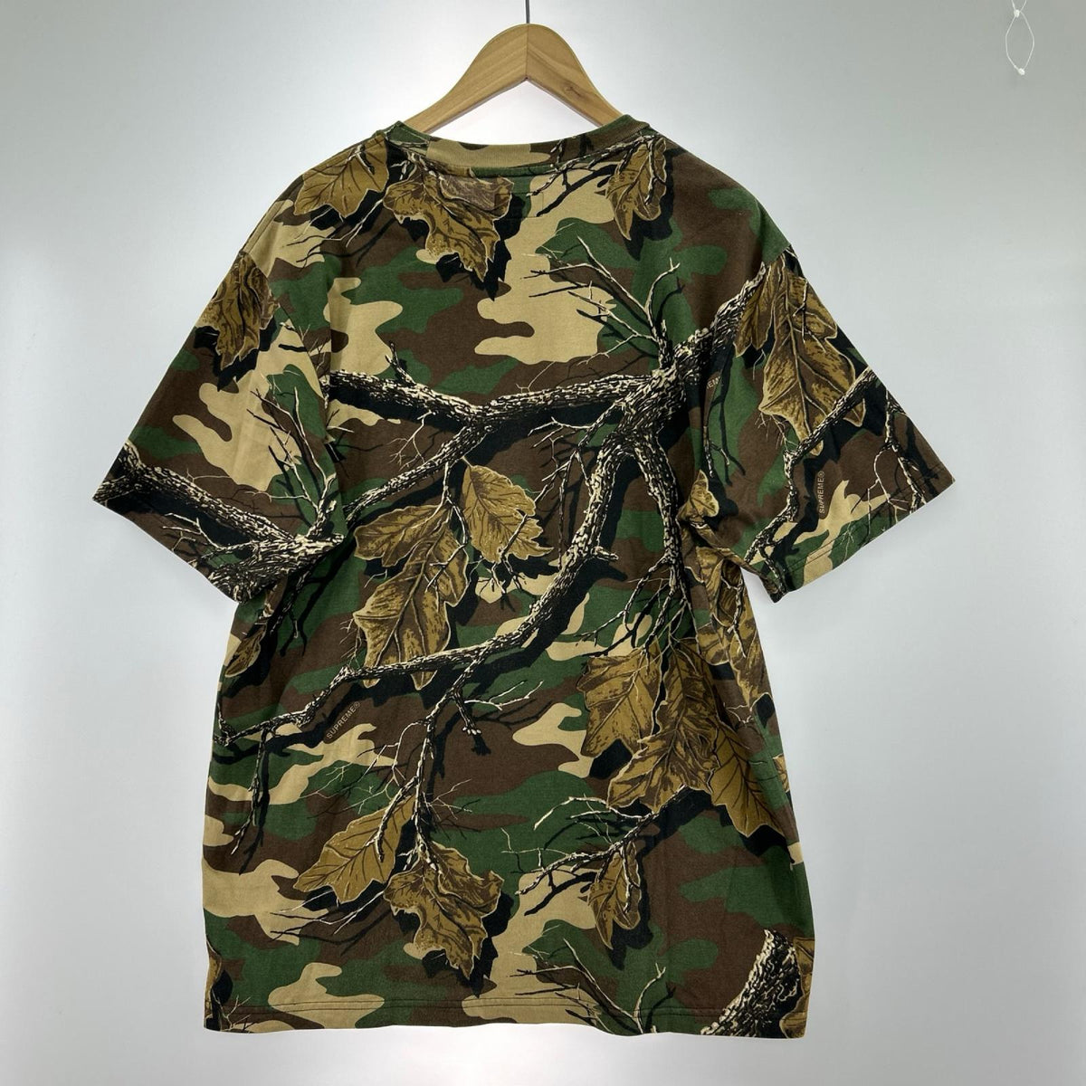 半袖Ｔシャツ TREE CAMO SMALL LOGO TEE L カーキ
