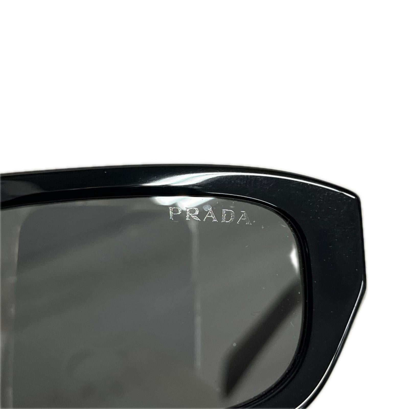 PRADA スクエアサングラス SPR B06-F