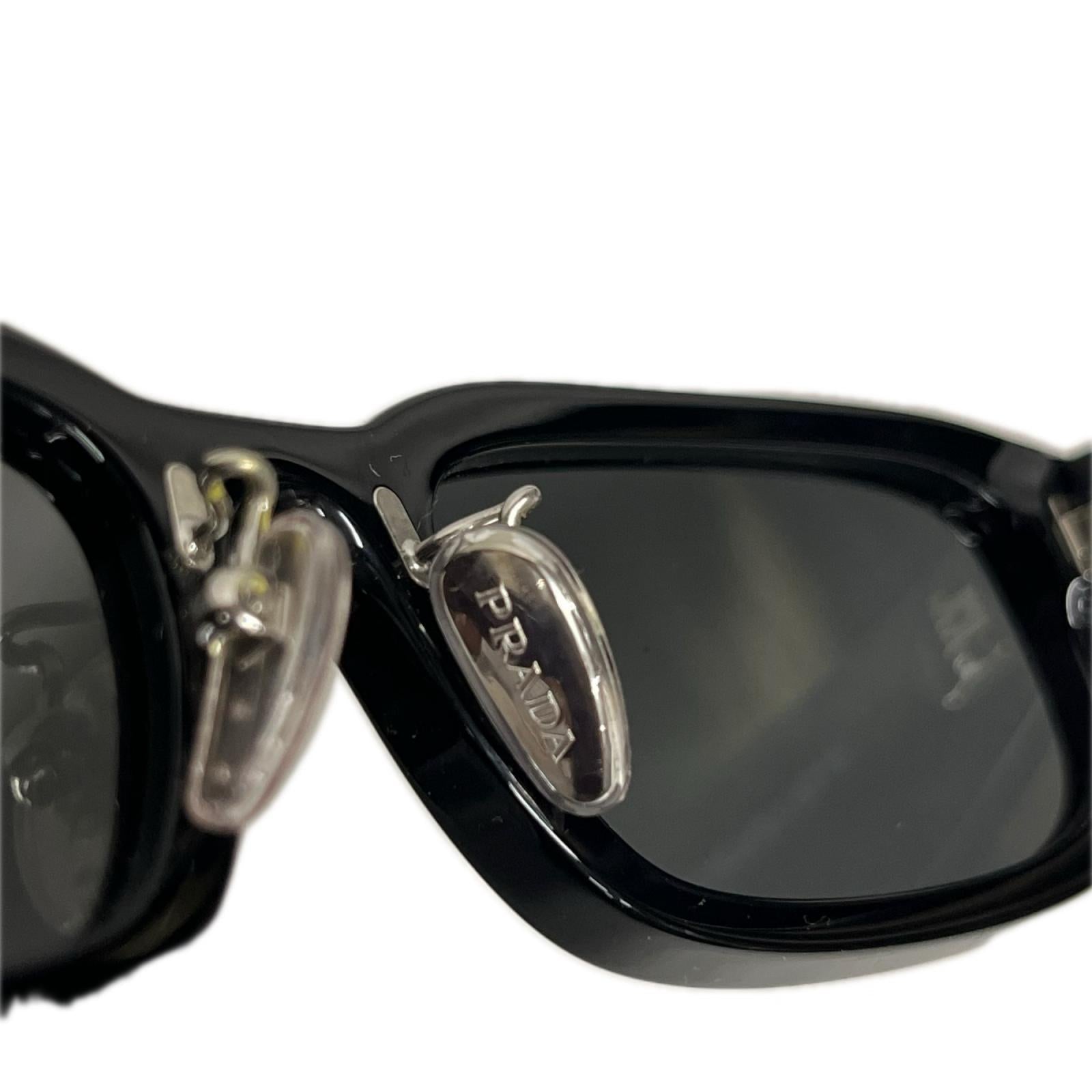 PRADA スクエアサングラス SPR B06-F