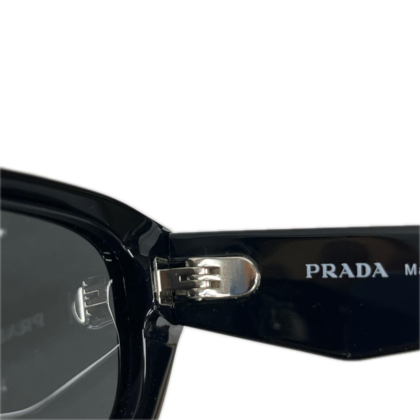 PRADA スクエアサングラス SPR B06-F