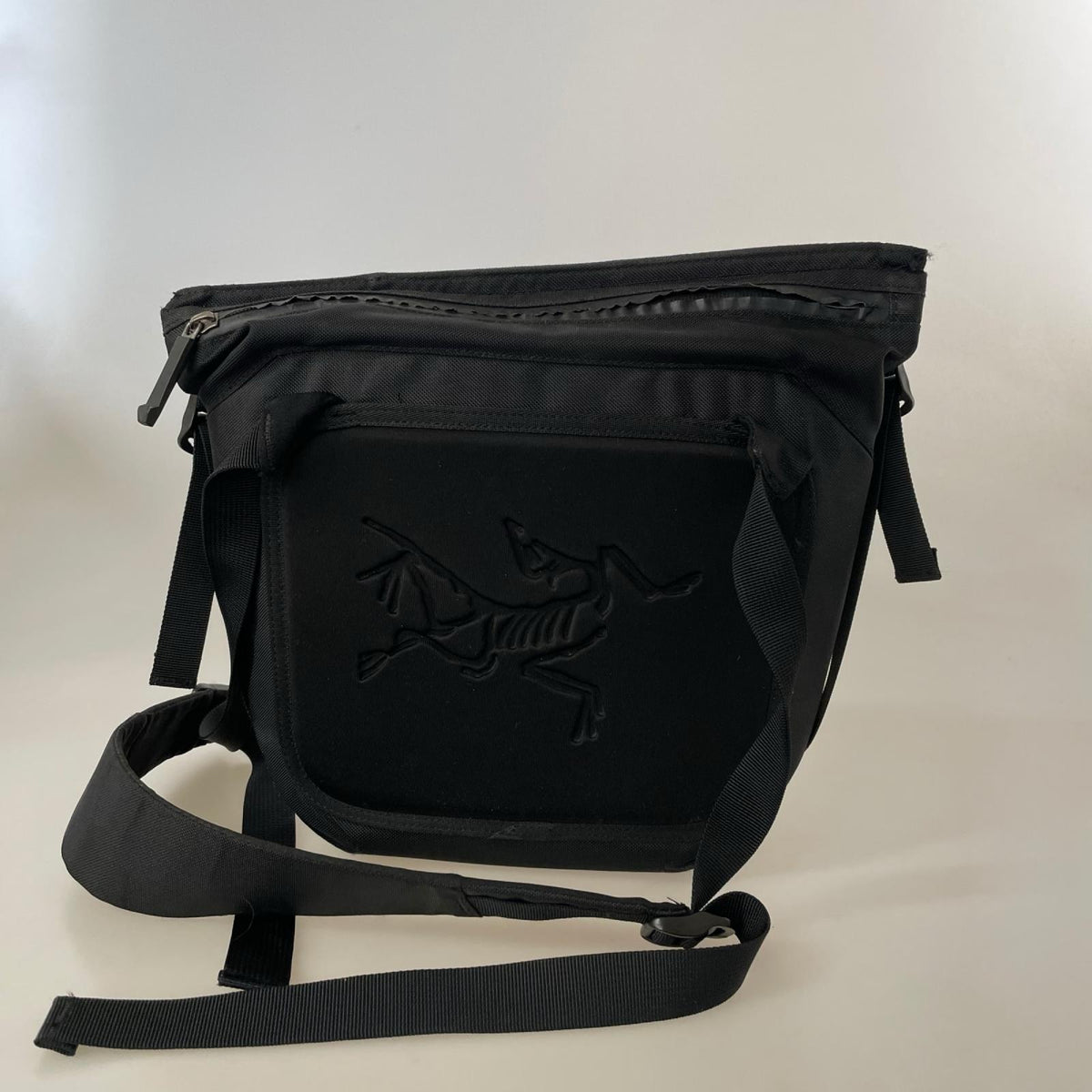 ショルダーバッグ ARRO 8 SHOULDER BAG ﾌﾞﾗｯｸ ブラック