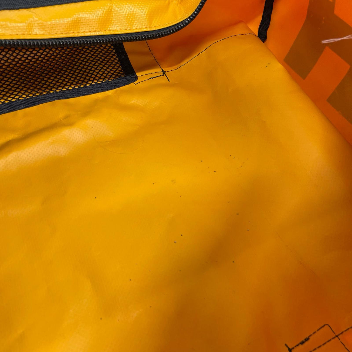 リュック・デイパック DUFFEL BAG 50L 黄 イエロー