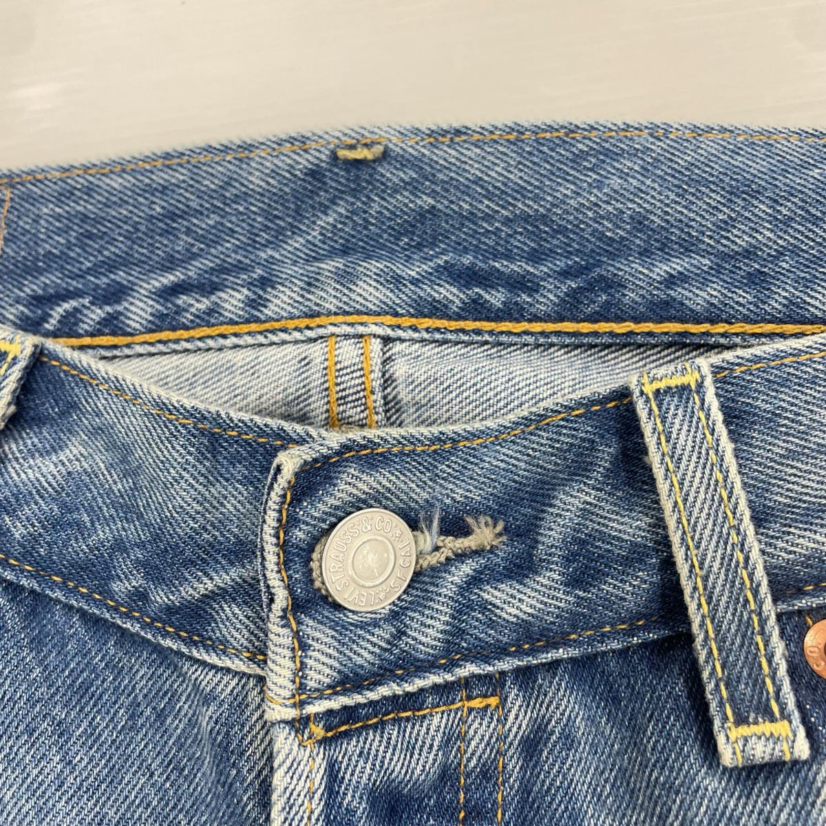 デニムパンツ PREMIUM 501(R) '54 ﾀﾞﾒｰｼﾞ加工 ｻｯｸｽ
