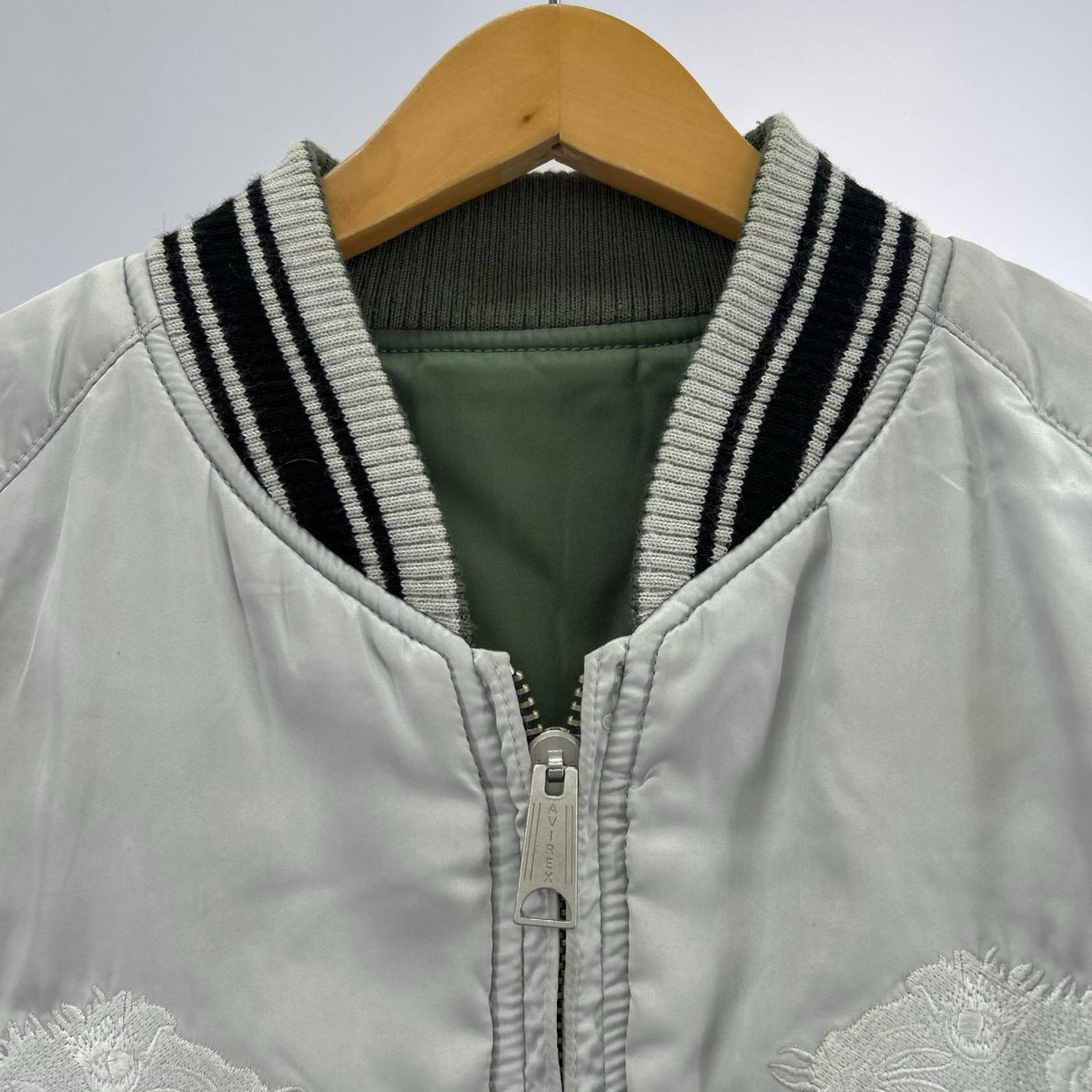 ブルゾン AVIREX×MIHARA YASUHIRO 虎刺繍 ﾘﾊﾞｰｼﾌﾞﾙｽｶｼﾞｬﾝ 46 ｸﾞﾘｰﾝ×ｼﾙﾊﾞｰ