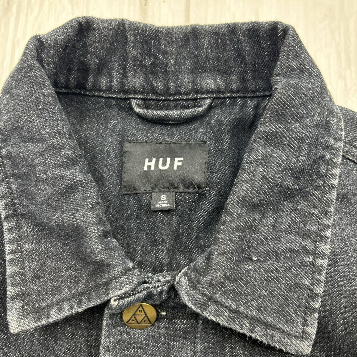ジャケット HUF ﾊﾞｯｸ刺繍 ﾃﾞﾆﾑﾄﾗｯｶｰｼﾞｬｹｯﾄ S ﾌﾞﾗｯｸ S