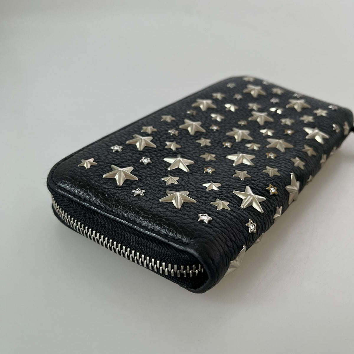 JIMMY CHOO/ｽﾀｰｽﾞﾀｯｽﾞﾗｲﾝｽﾄｰﾝﾗｳﾝﾄﾞｼﾞｯﾌﾟ