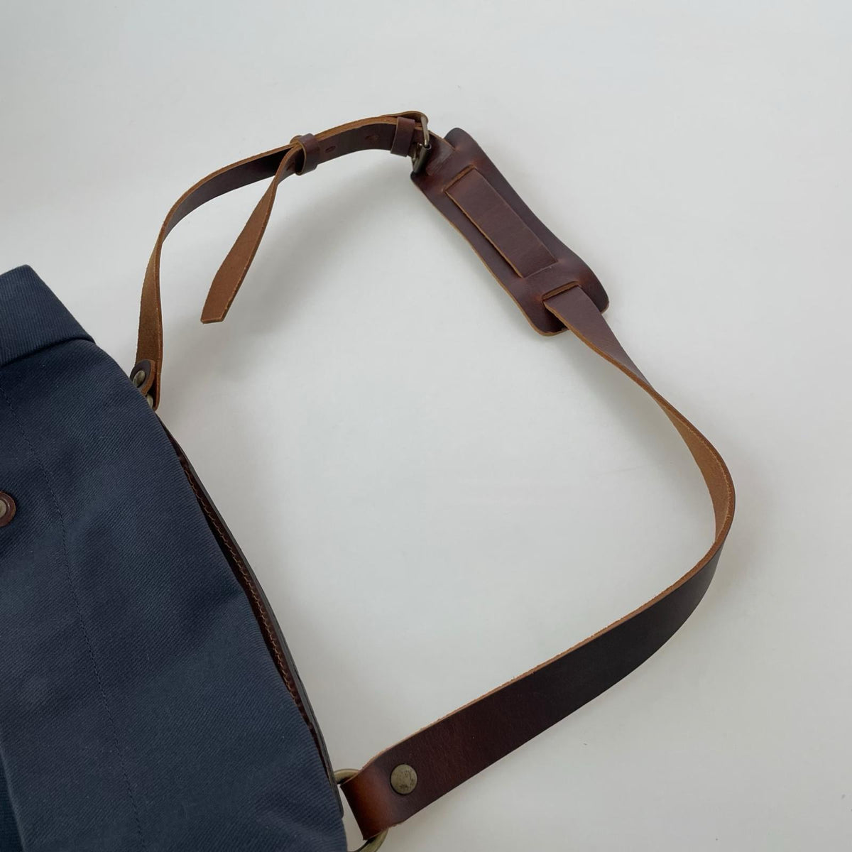 ショルダーバッグ bleu de chauffe ﾚｻﾞｰｷｬﾝﾊﾞｽﾊﾞｯｸﾞ ﾈｲﾋﾞｰ ネイビー
