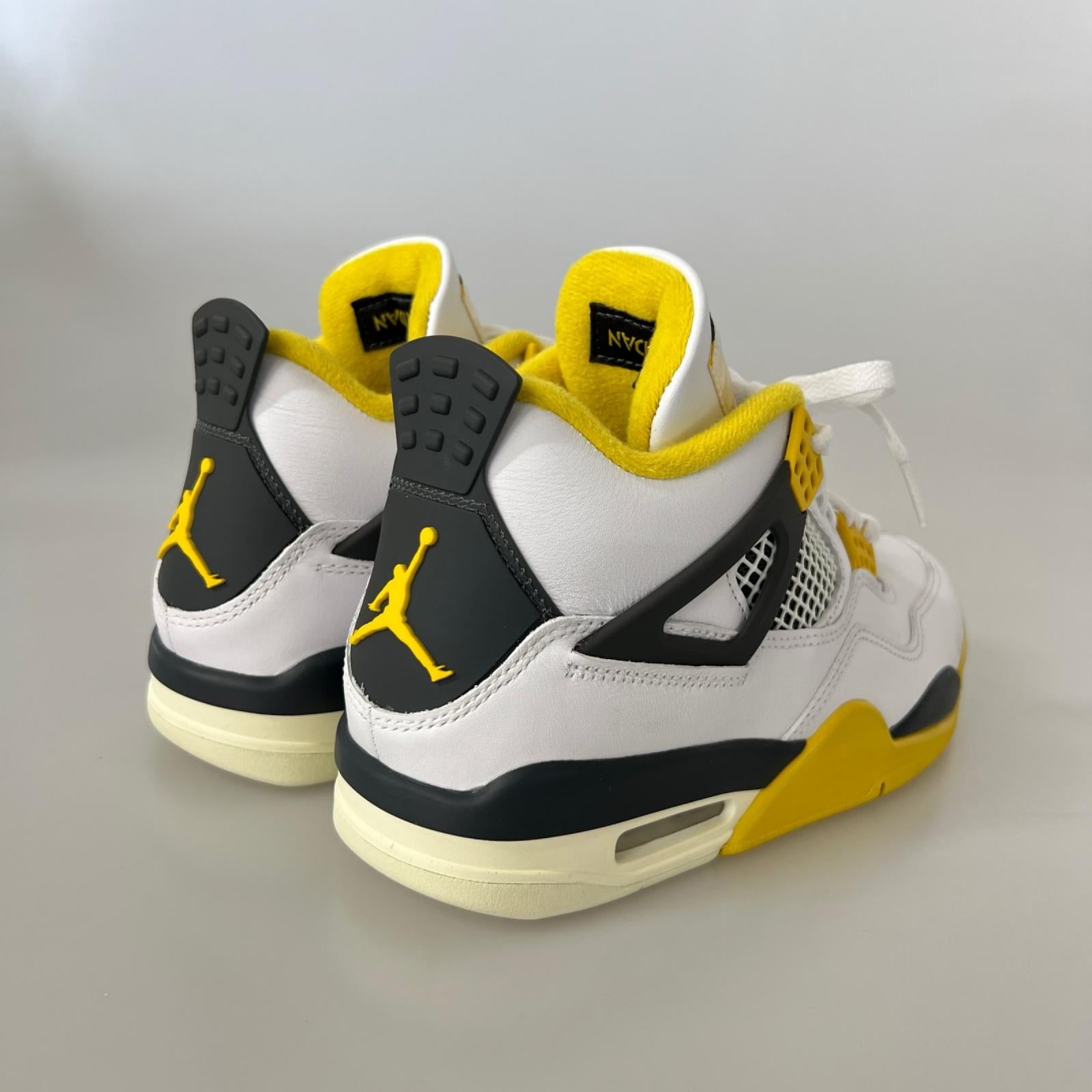 スニーカー NIKE AIR JORDAN 4 RETRO Vivid Sulfur AQ9129-101 （25） 24.5cm (US6 1/2 UK6 EU39) ホワイト