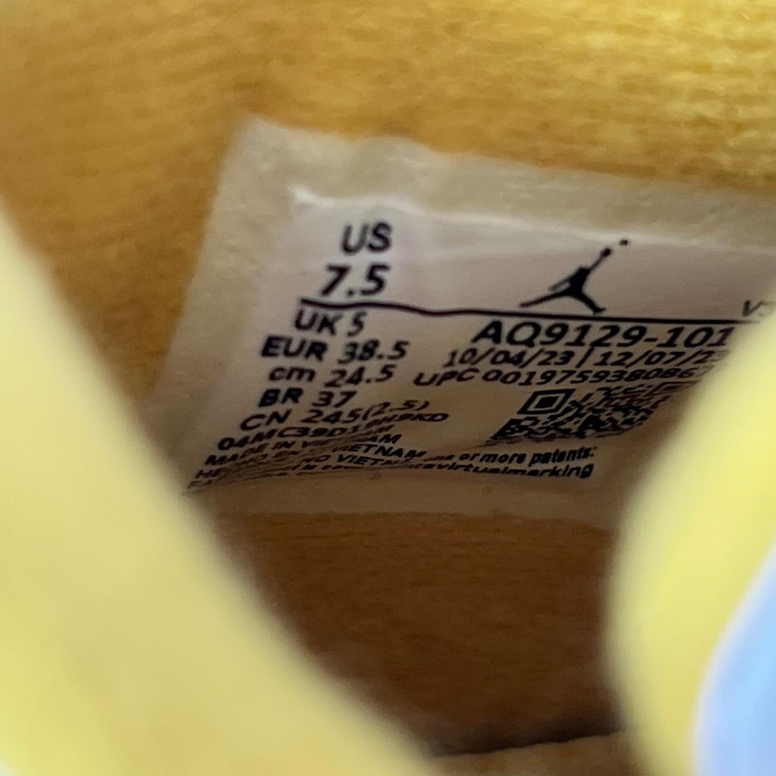 スニーカー NIKE AIR JORDAN 4 RETRO Vivid Sulfur AQ9129-101 （25） 24.5cm (US6 1/2 UK6 EU39) ホワイト