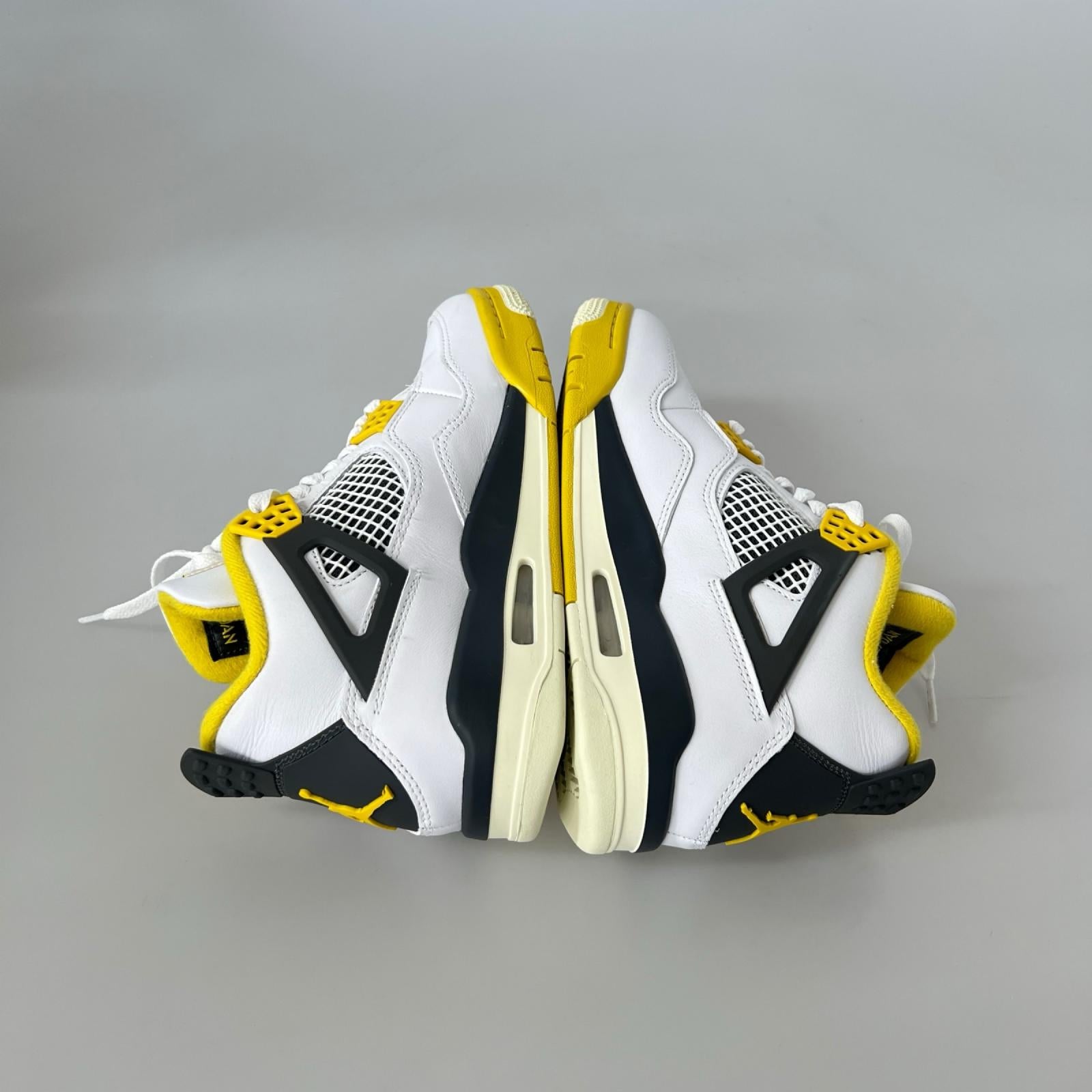 スニーカー NIKE AIR JORDAN 4 RETRO Vivid Sulfur AQ9129-101 （25） 24.5cm (US6 1/2 UK6 EU39) ホワイト