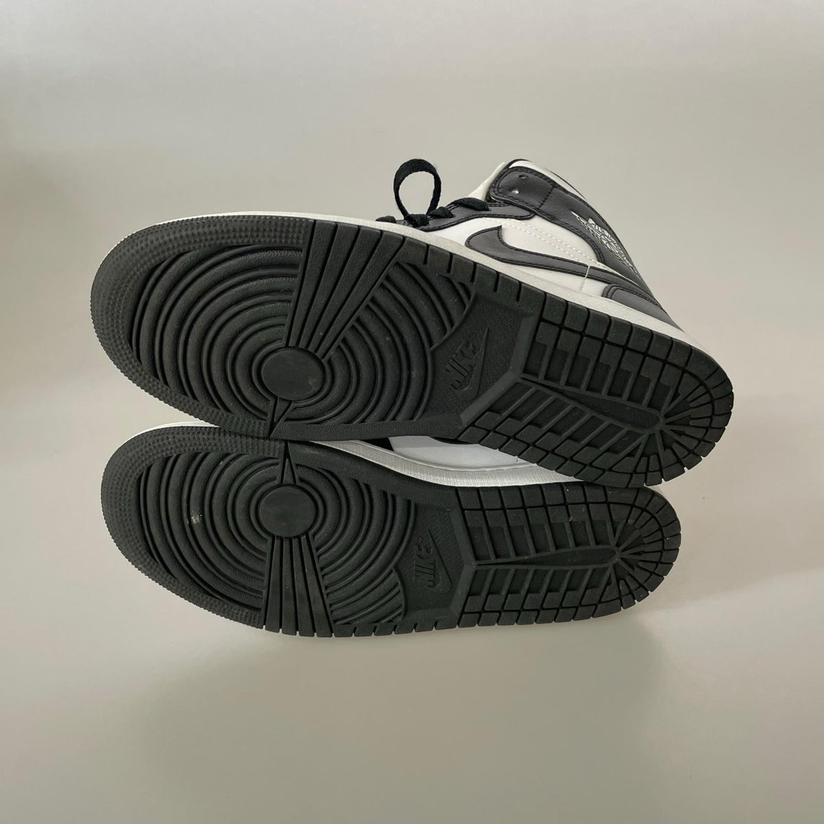 スニーカー AIR JORDAN 1 MID BLACK US10 27.0cm 27cm (US9 UK8 1/2 EU44)