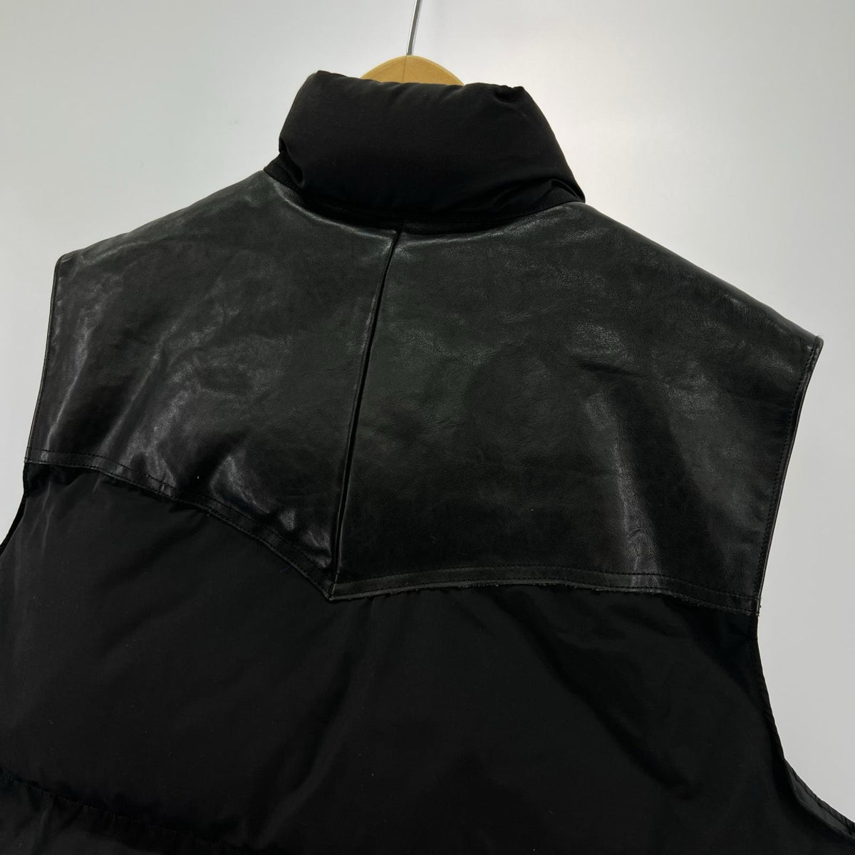 ダウンベスト LEATHER COMB. VEST/ｻｲｽﾞM M ブラック