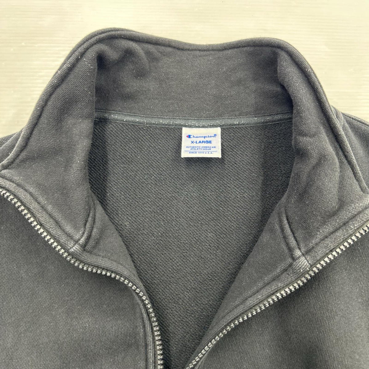 スウェット ﾊｰﾌｼﾞｯﾌﾟ ｾﾝﾀｰﾛｺﾞ刺繍 黒 (XL) ブラック