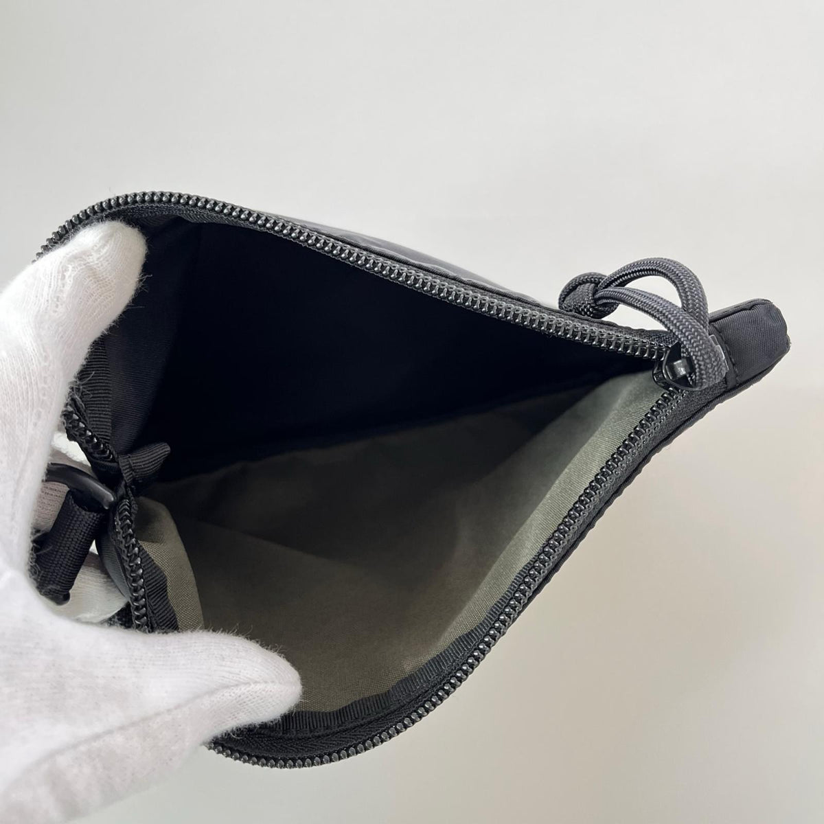 その他バッグ FLAT POUCH ﾌﾗｯﾄﾎﾟｰﾁ ﾈｯｸﾎﾟｰﾁ 黒 ブラック