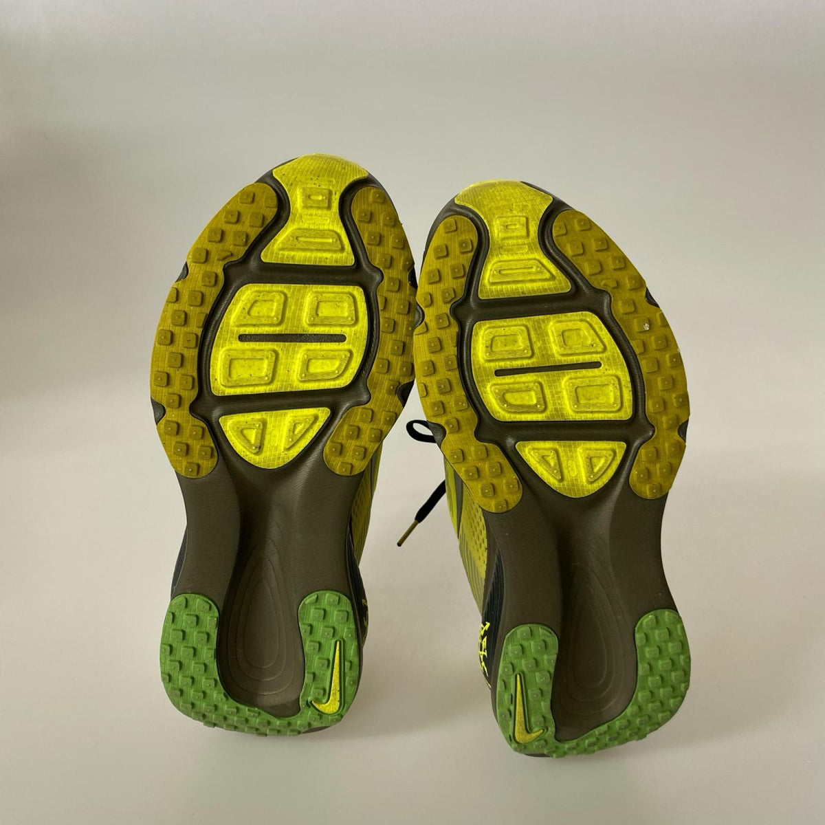 スニーカー NIKE VOMERO18 SE 26.5cm (US8 1/2 UK8 EU43) イエロー