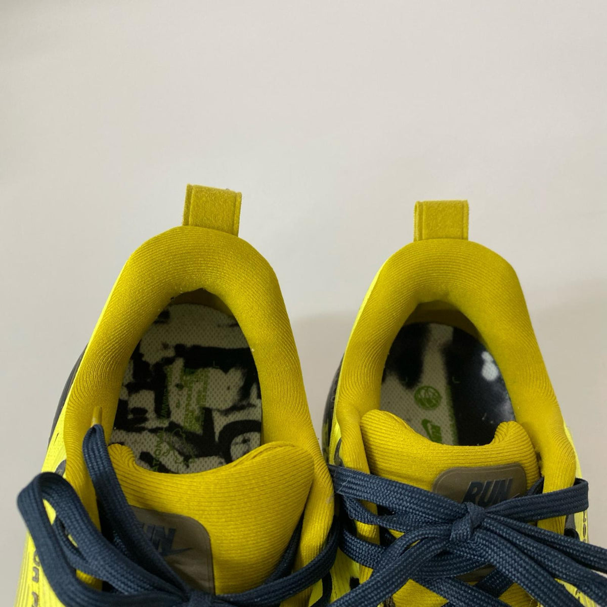 スニーカー NIKE VOMERO18 SE 26.5cm (US8 1/2 UK8 EU43) イエロー