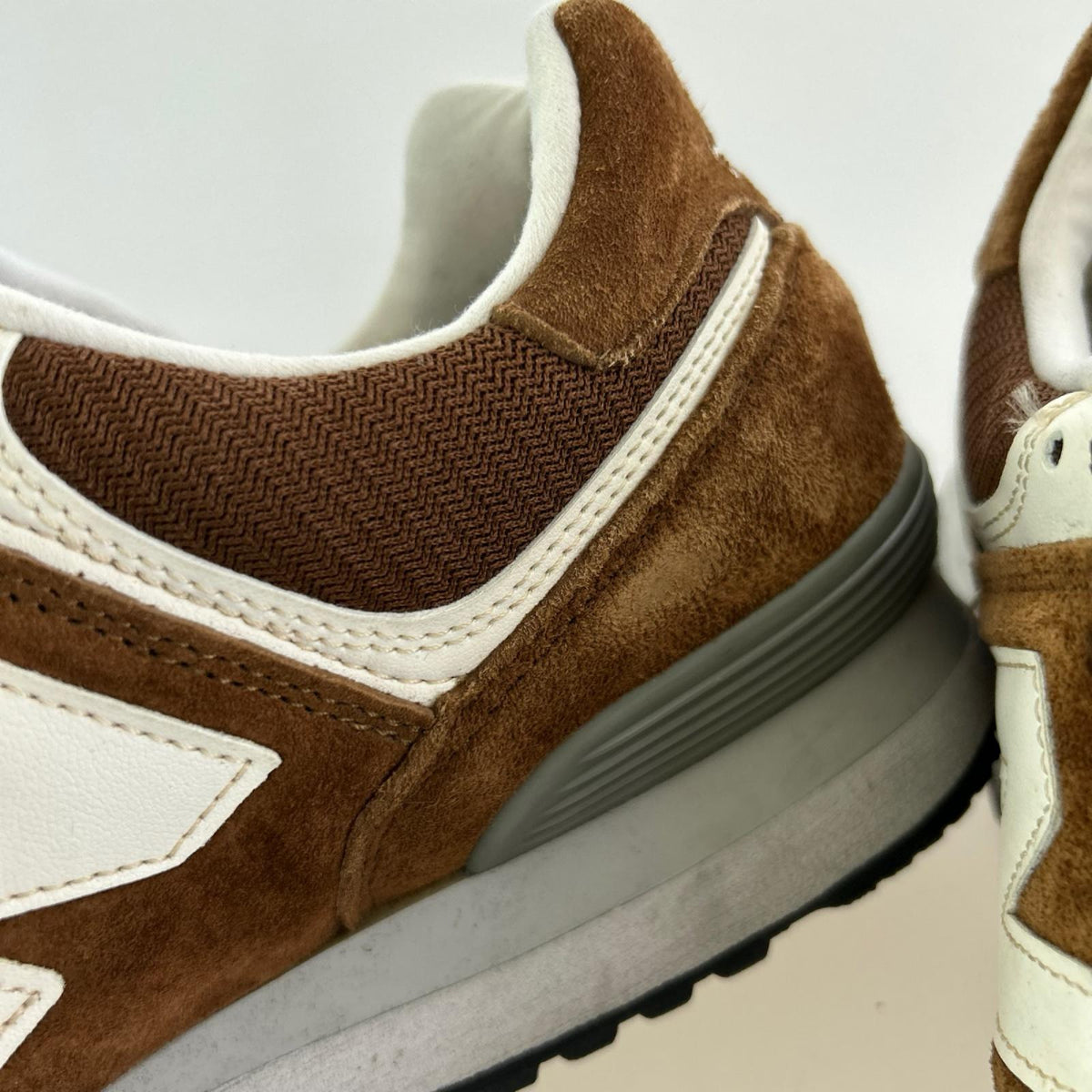 スニーカー OU576BRN BROWN(27) ブラウン