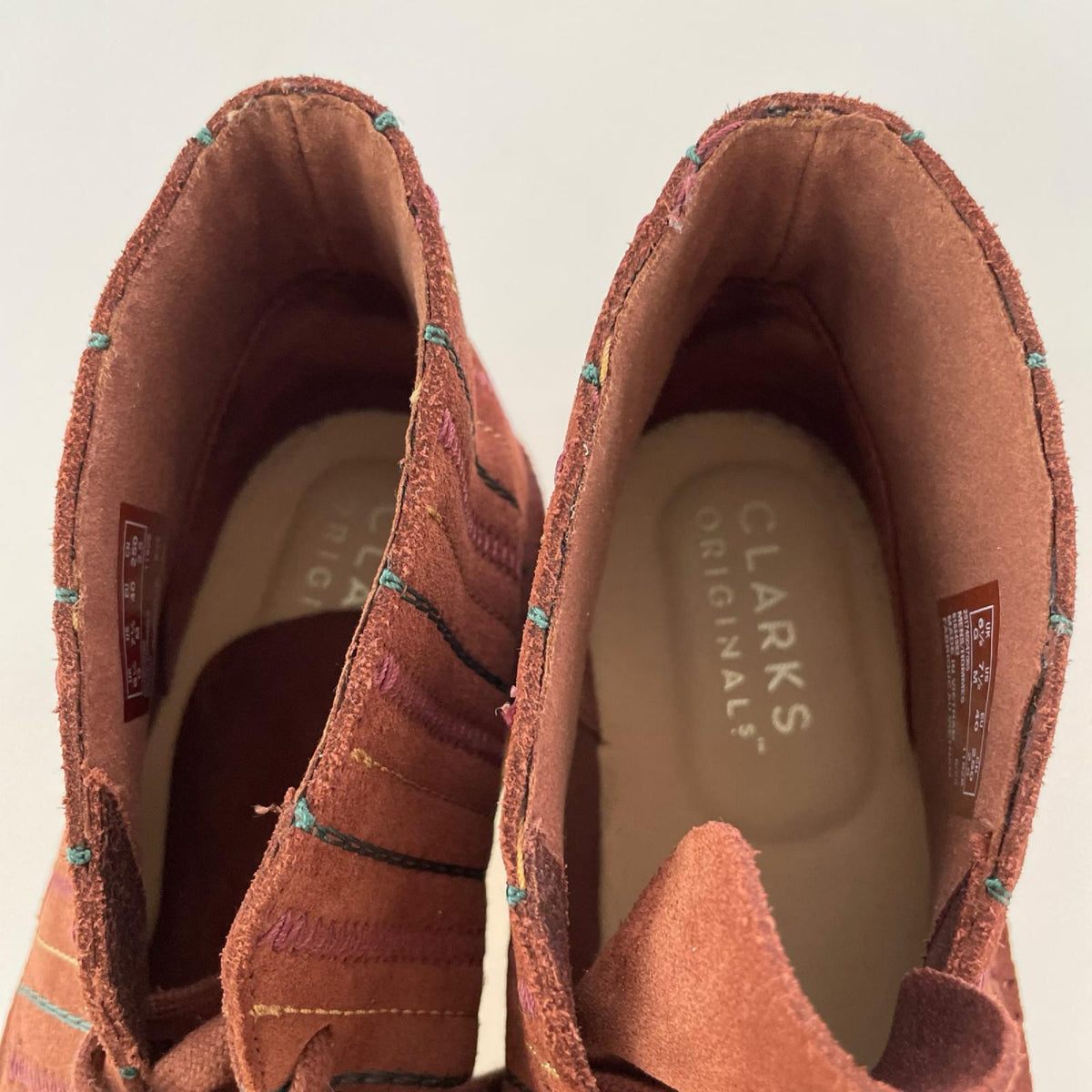 ブーツ Clarks ｽﾃｯﾁﾃﾞｻﾞｲﾝﾃﾞｻﾞｰﾄﾌﾞｰﾂ 茶 (25.5) ブラウン