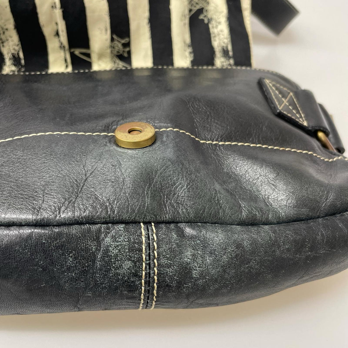 ショルダーバッグ ｴﾝﾎﾞｽ加工ｼｮﾙﾀﾞｰﾊﾞｯｸﾞ ﾚｻﾞｰ